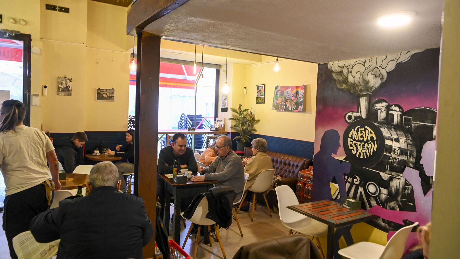 La cafetería mantiene la esencia de su predecesora, ya que Sara solamente ha realizado mínimos cambios.