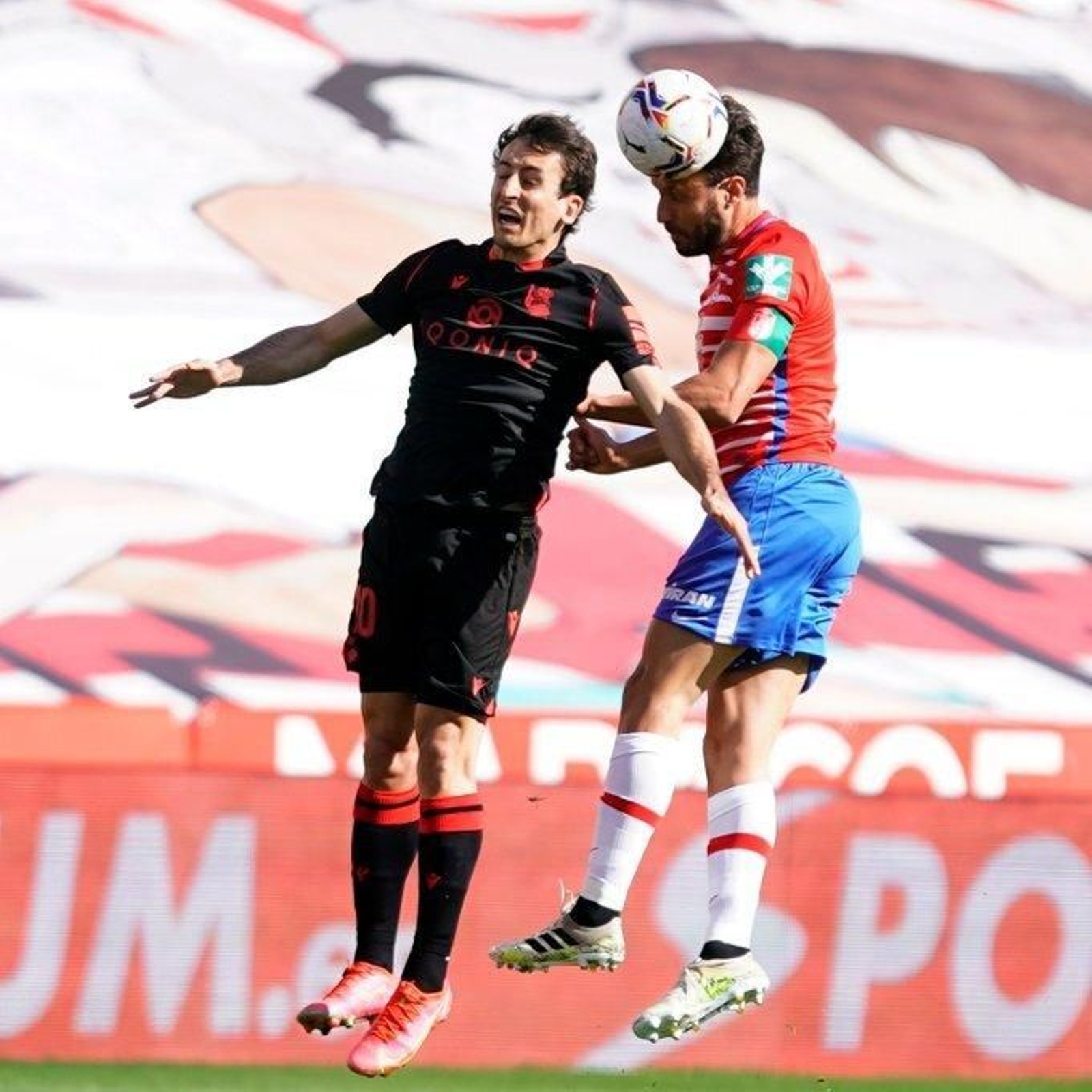 Germán se impone por arriba a Oyarzabal durante el partido