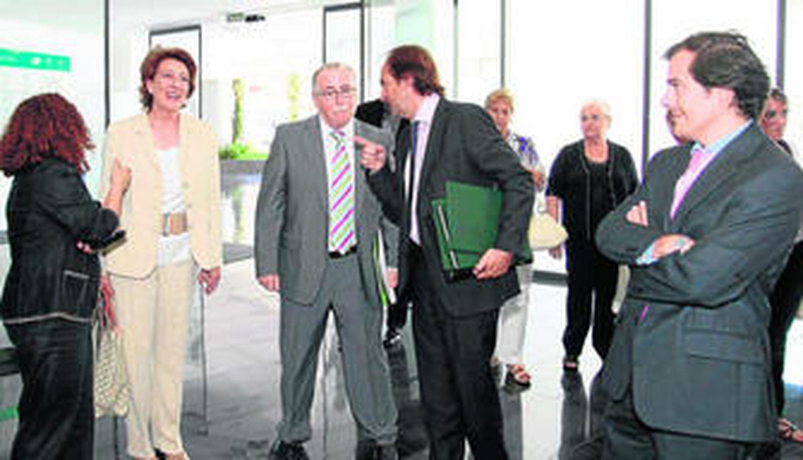 El investigador principal del proyecto y la presidenta de la AECC presentaron ayer la iniciativa en el edificio Genyo del PTS.