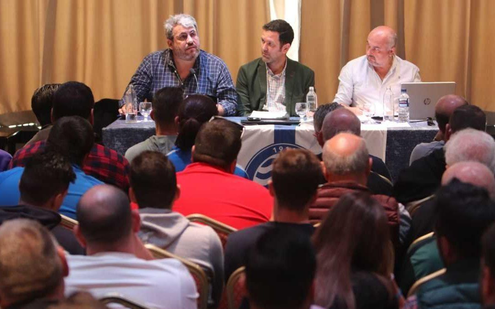 La directiva del Xerez DFC lamenta que la presidenta de Diputación no les reciba. La directiva del Xerez DFC lamenta que la presidenta de Diputación no les reciba.