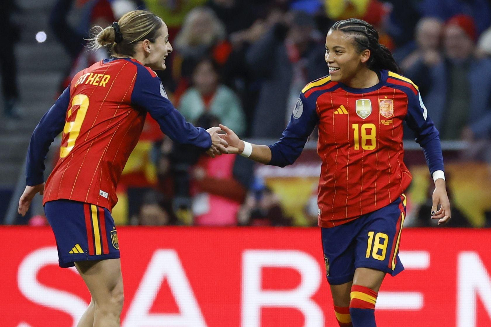 Esther González saluda a Vicky López tras su tanto ante Alemania.