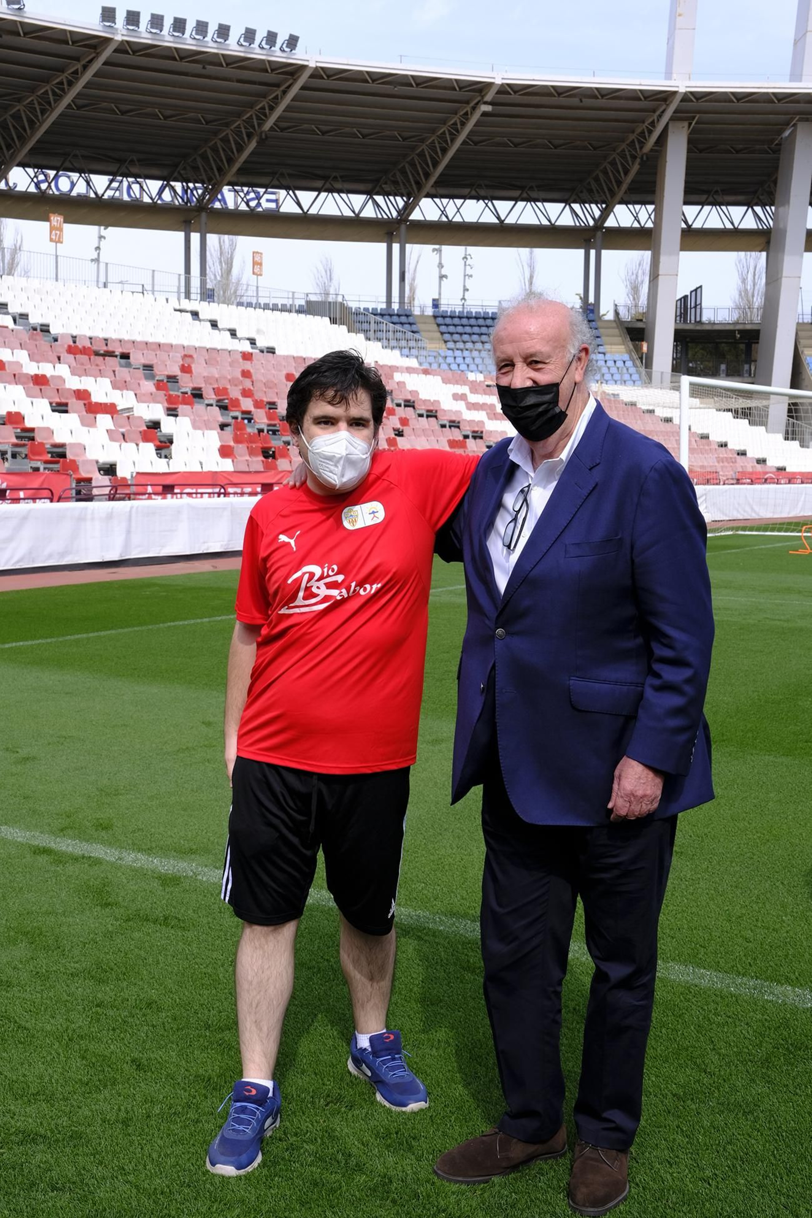 Fotogalería de la visita de Vicente del Bosque al equipo Genuine de la Fundación U.D. Almería