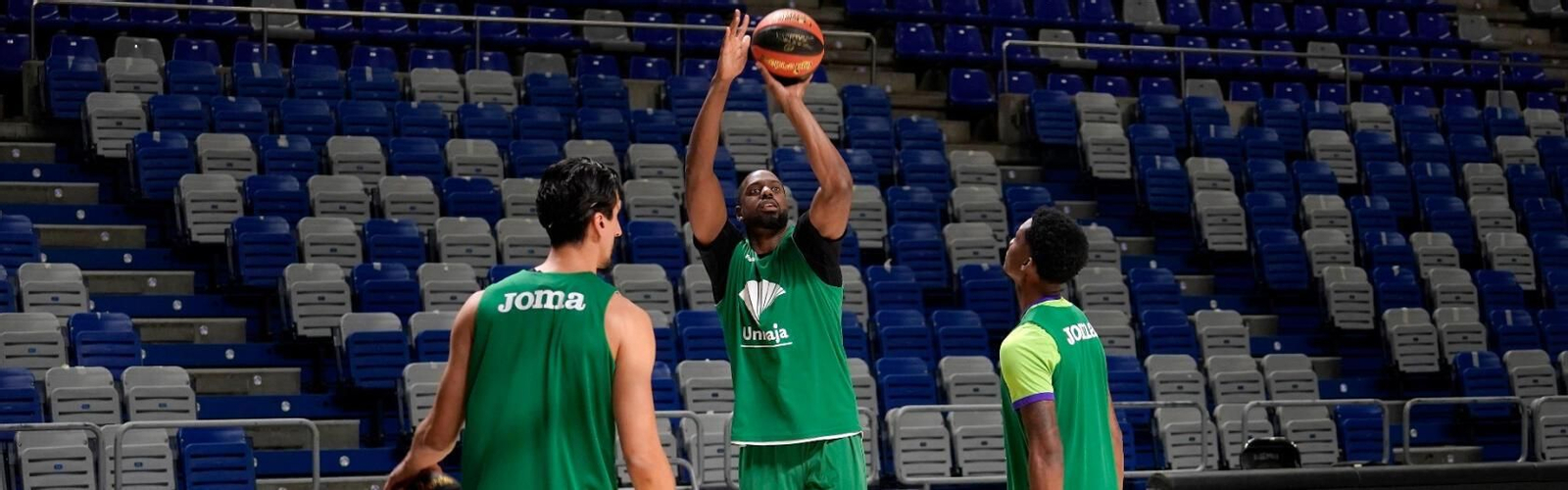 Will Thomas lanza a canasta.