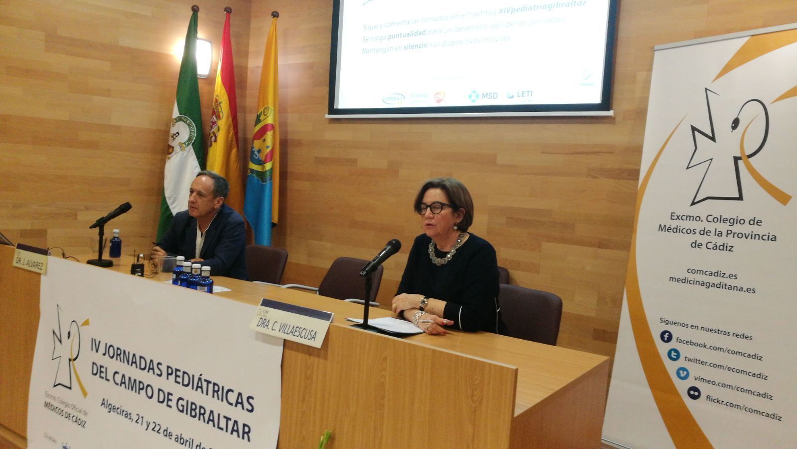 Concepción Villaescusa junto a uno de los ponentes.