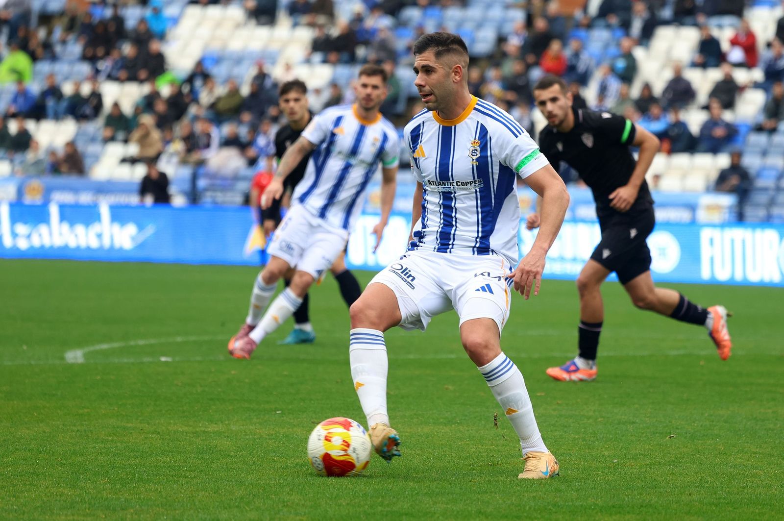 Roni controla la pelota durante el partido con el Almería B.