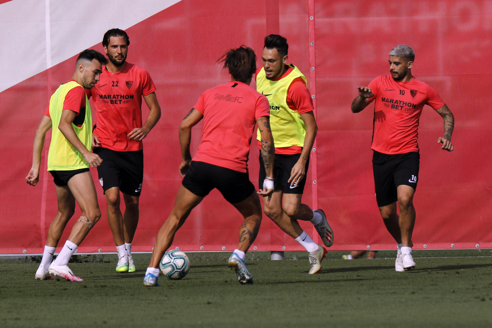 Munir, Franco Vázquez, Ocampos, Banega y, de espaldas, Gudelj, en un rondo de entrenamiento.