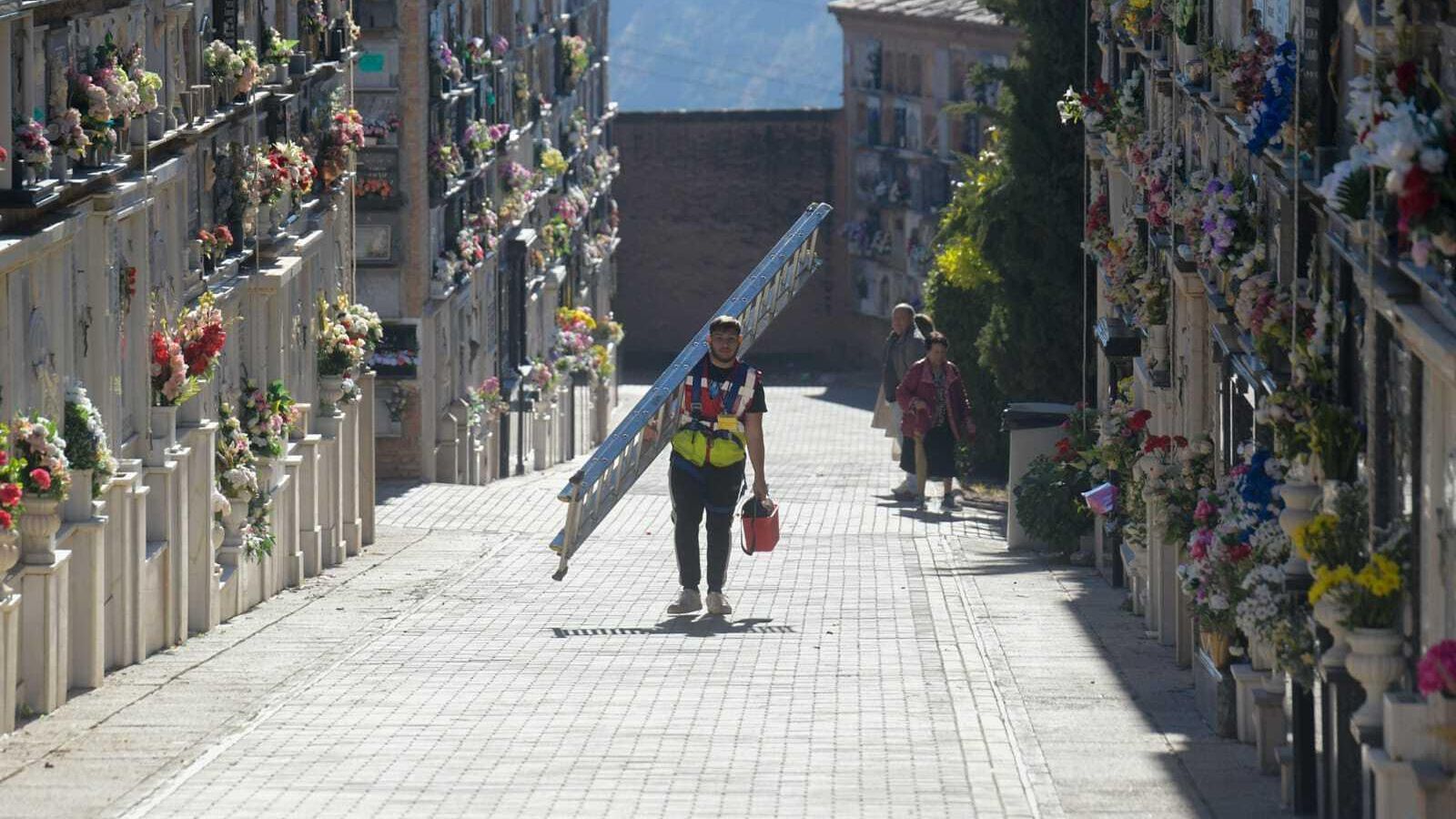 Un escalerista, por el camposanto granadino.