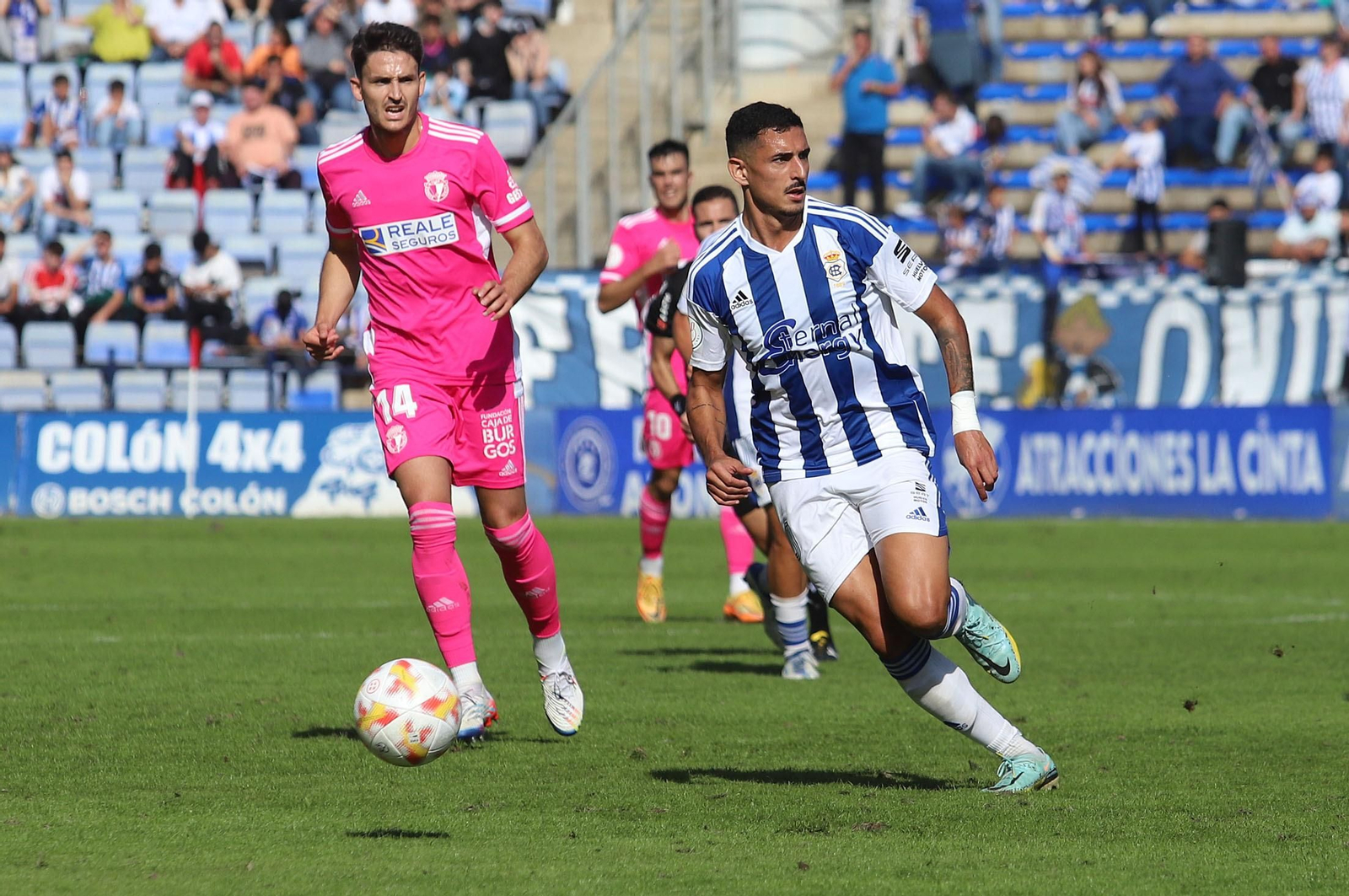 Un lance del encuentro entre el Recre y el Burgos de la pasada semana.