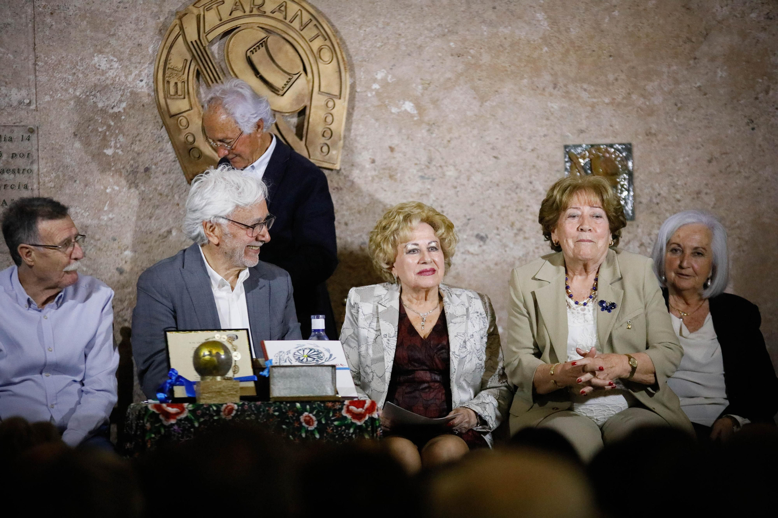Entrega de Anagrama de Oro y Brillantes de la Ciudad de Almería a Andrés Caparrós en imágeness