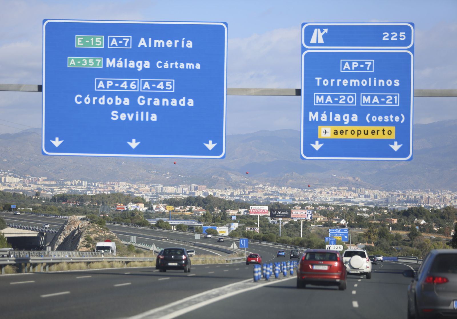 Vehículos por la autovía en Málaga.
