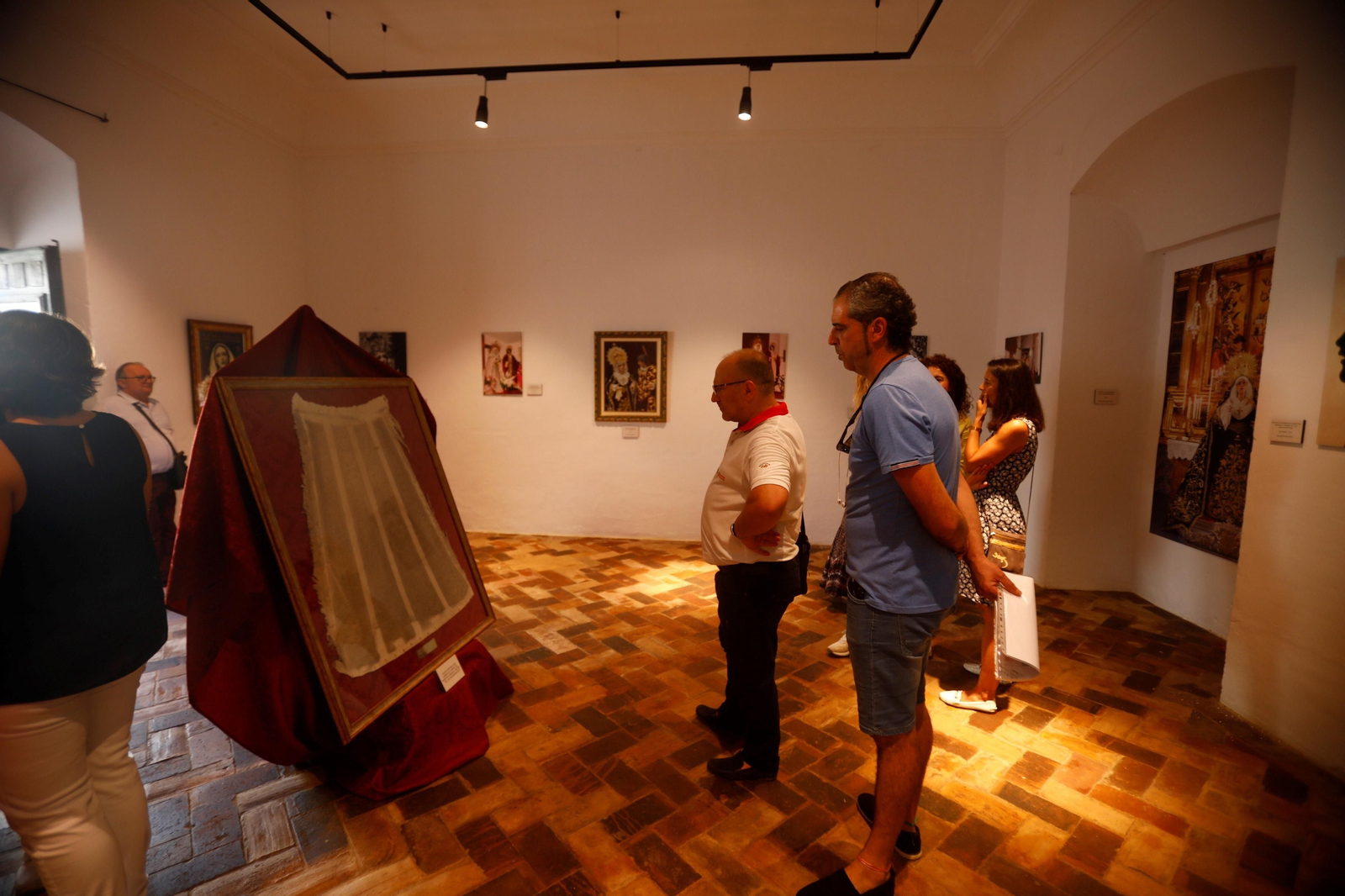 La exposición fotográfica del 50 aniversario de la Virgen de los Desamparados de Córdoba, en imágenes