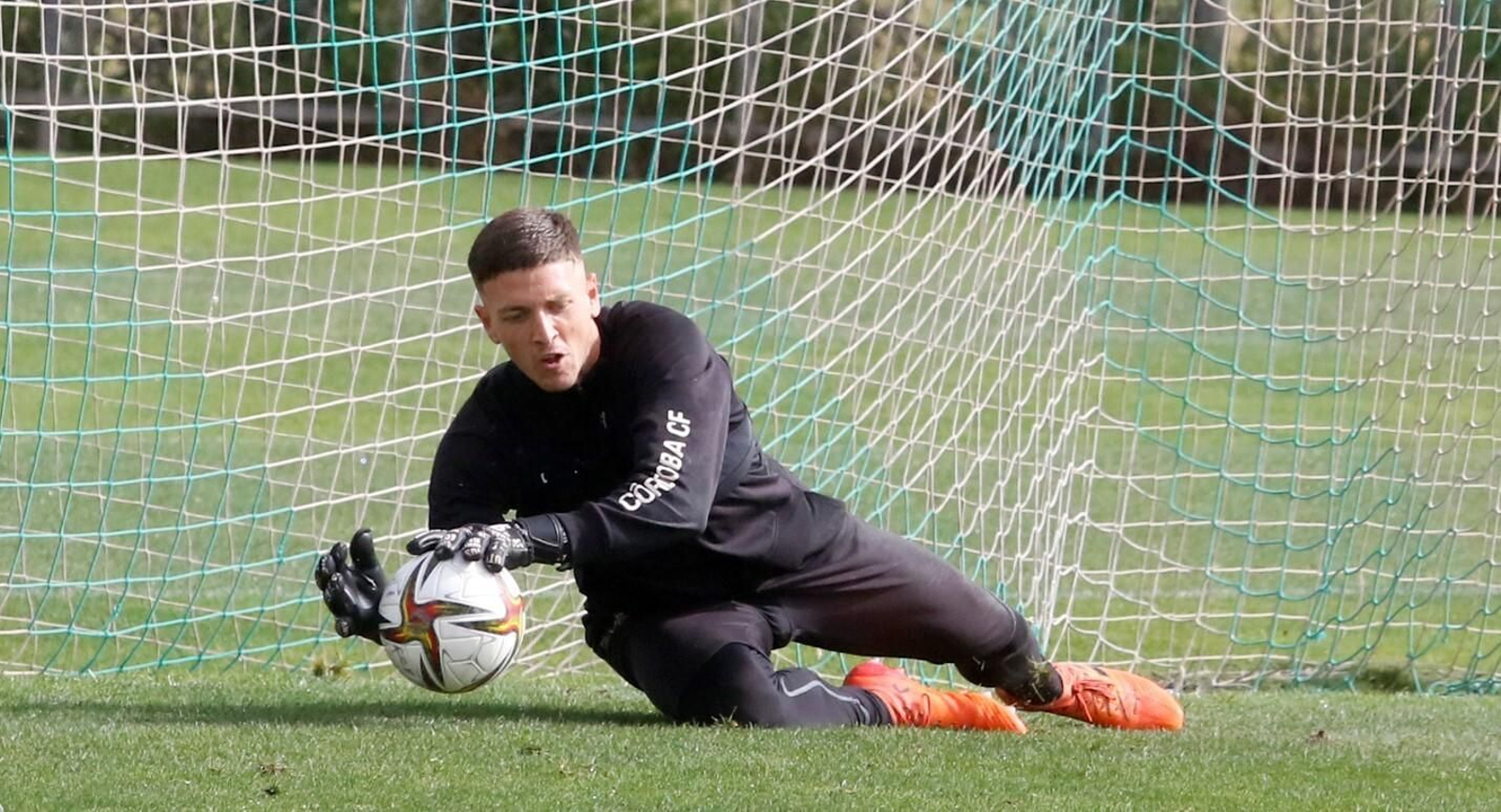 Carlos Marín atrapa un balón durante un entrenamiento del Córdoba CF.
