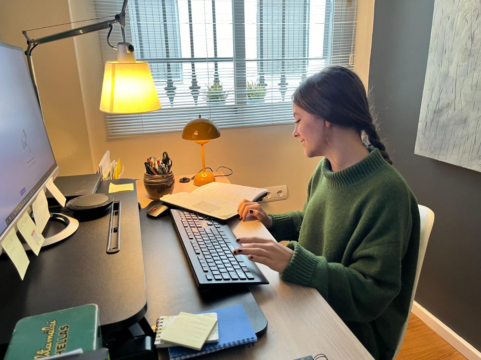 Una alumna del San Francisco de Paula recibiendo clases telemáticas.