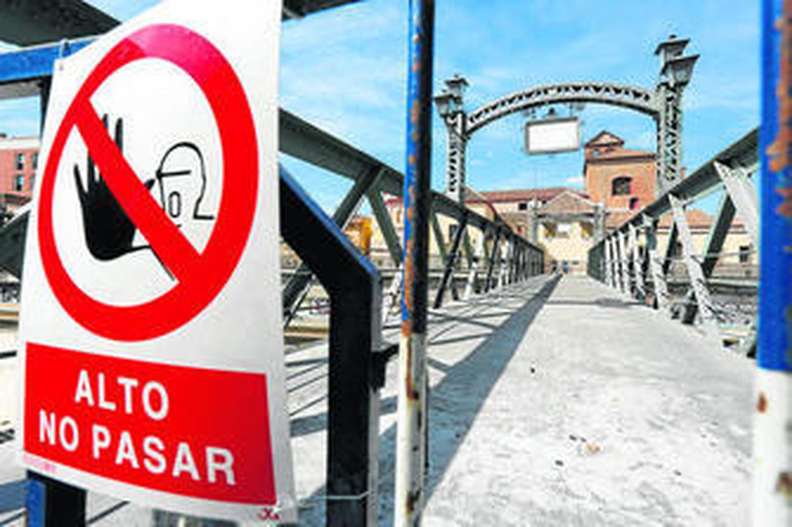 El puente permanece cerrado al paso desde hace más de una semana.