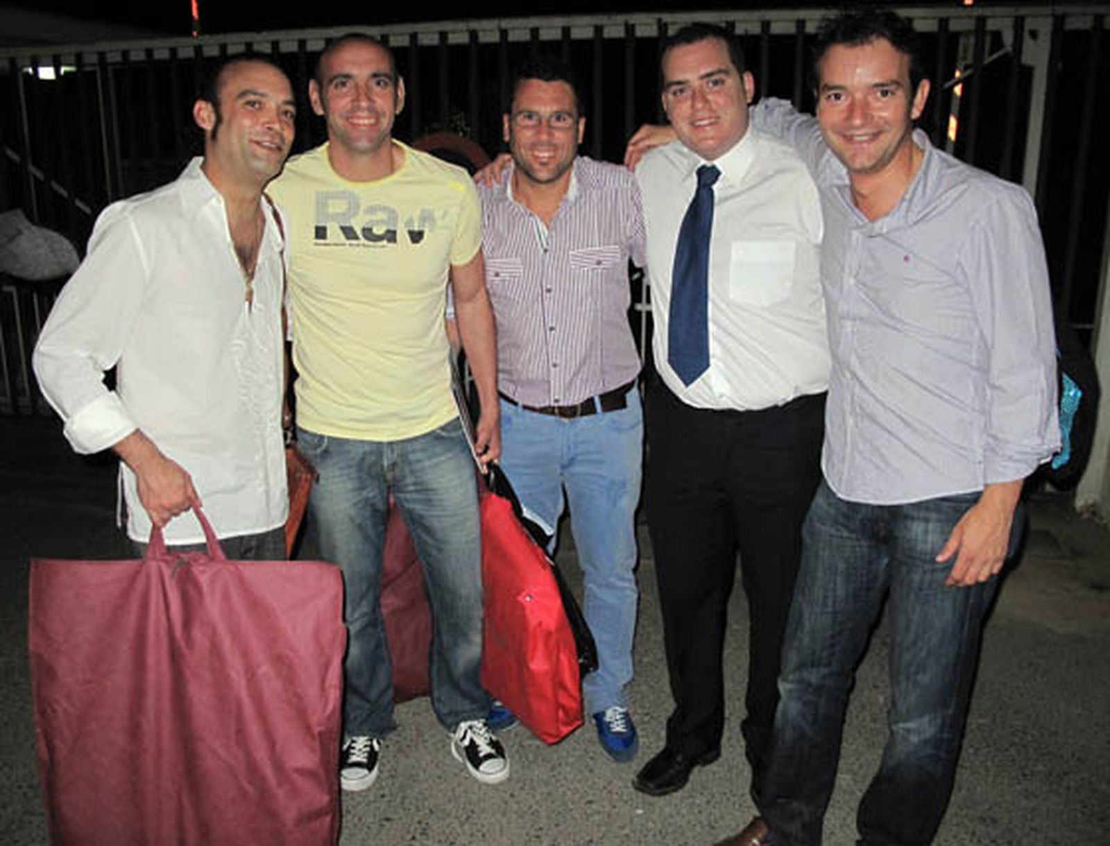 Marchena, Monchi, director deportivo del Sevilla FC; Fede Quintero, Manuel Jesús y el cantante Álex Ortíz, componentes de la chirigota ‘Los Pre-paraos’.

Foto: Victoria Ramírez