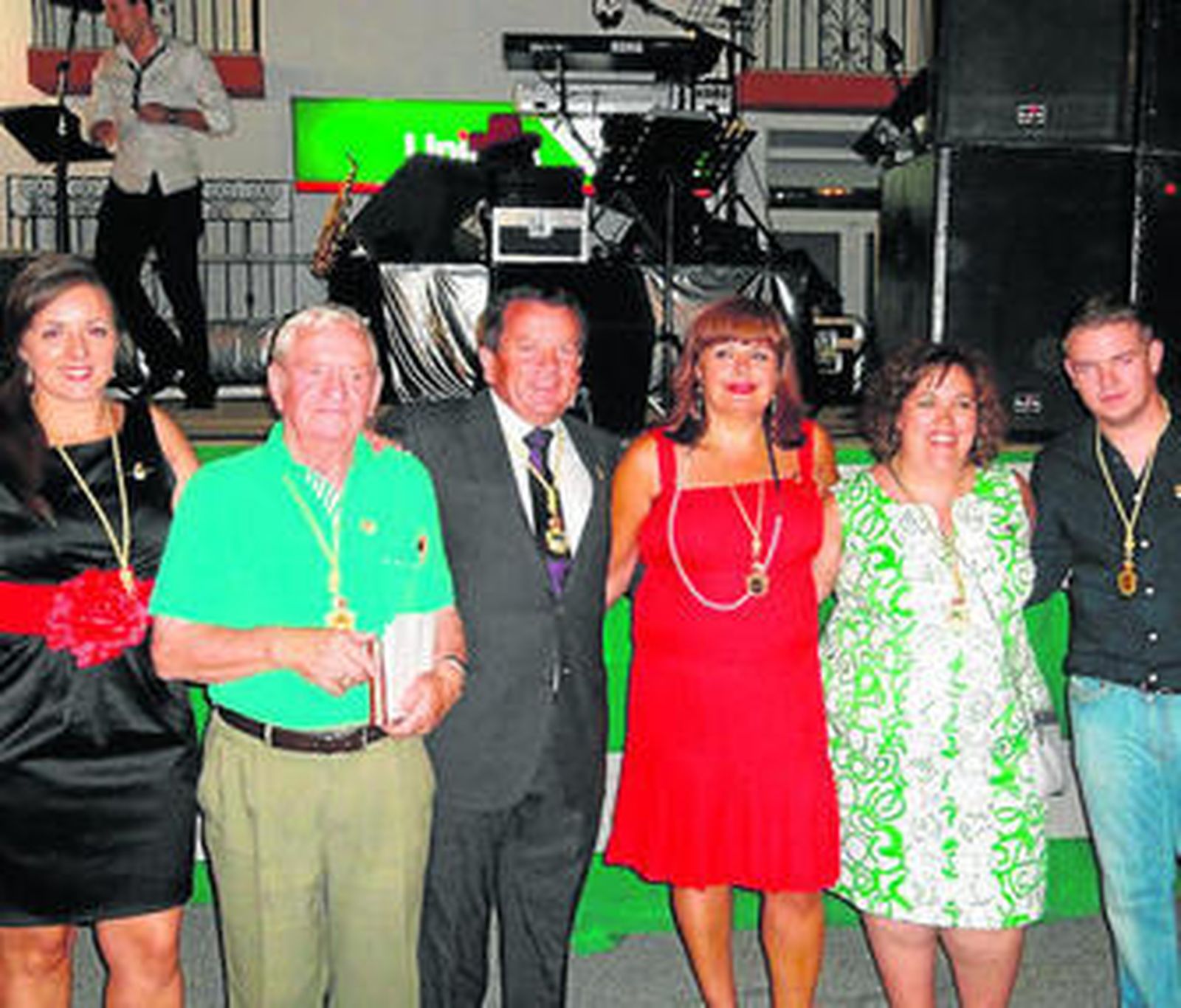 El alcalde posa junto a los homenajeados tras el pregón.