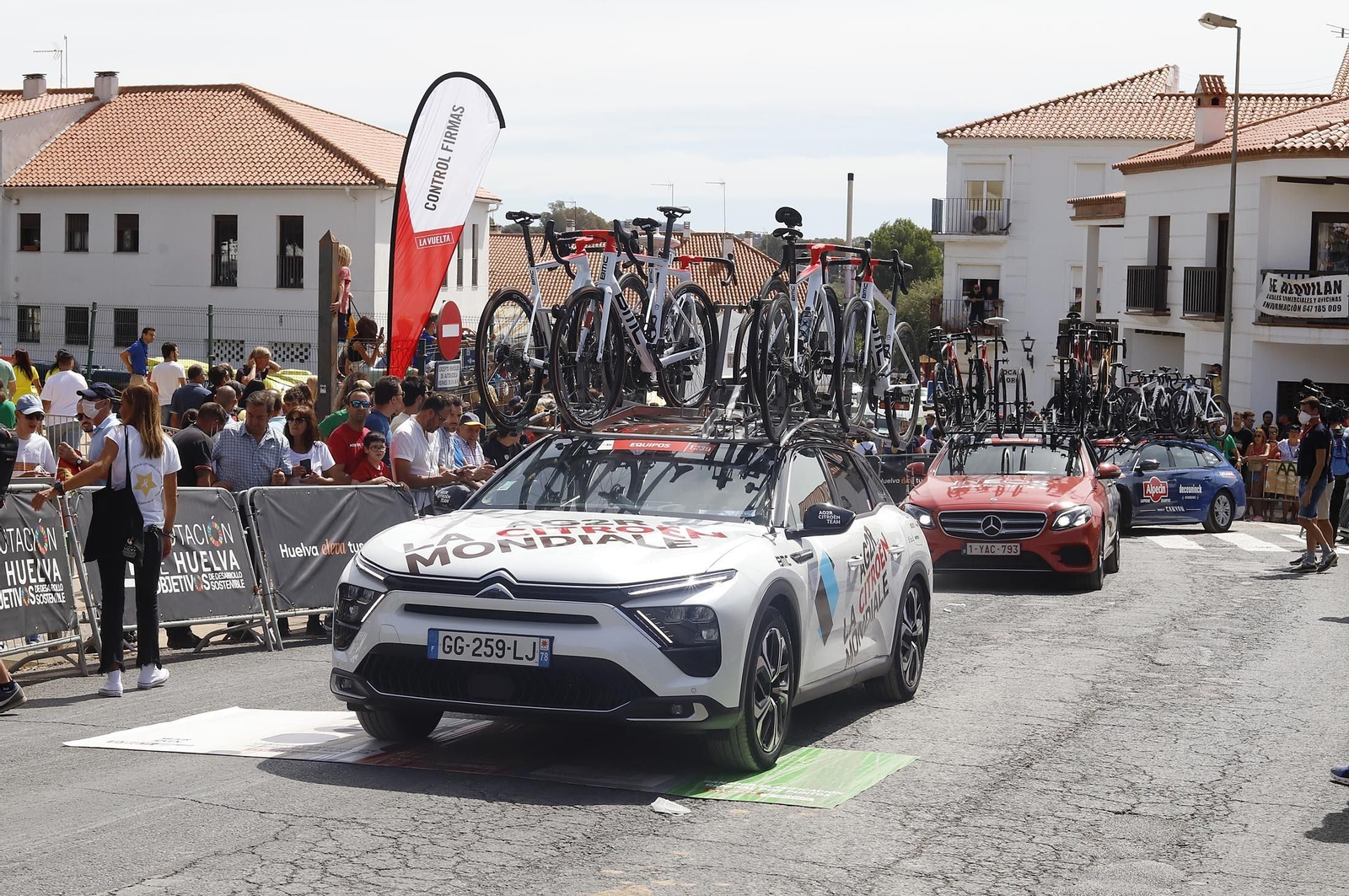 Imágenes de la Vuelta Ciclista a España en su salida desde Aracena en la 17ª etapa