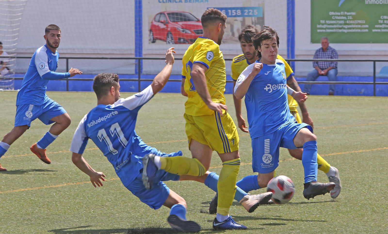 David Piñero y Beni, frenando la incursión de un futbolista del Cádiz B.