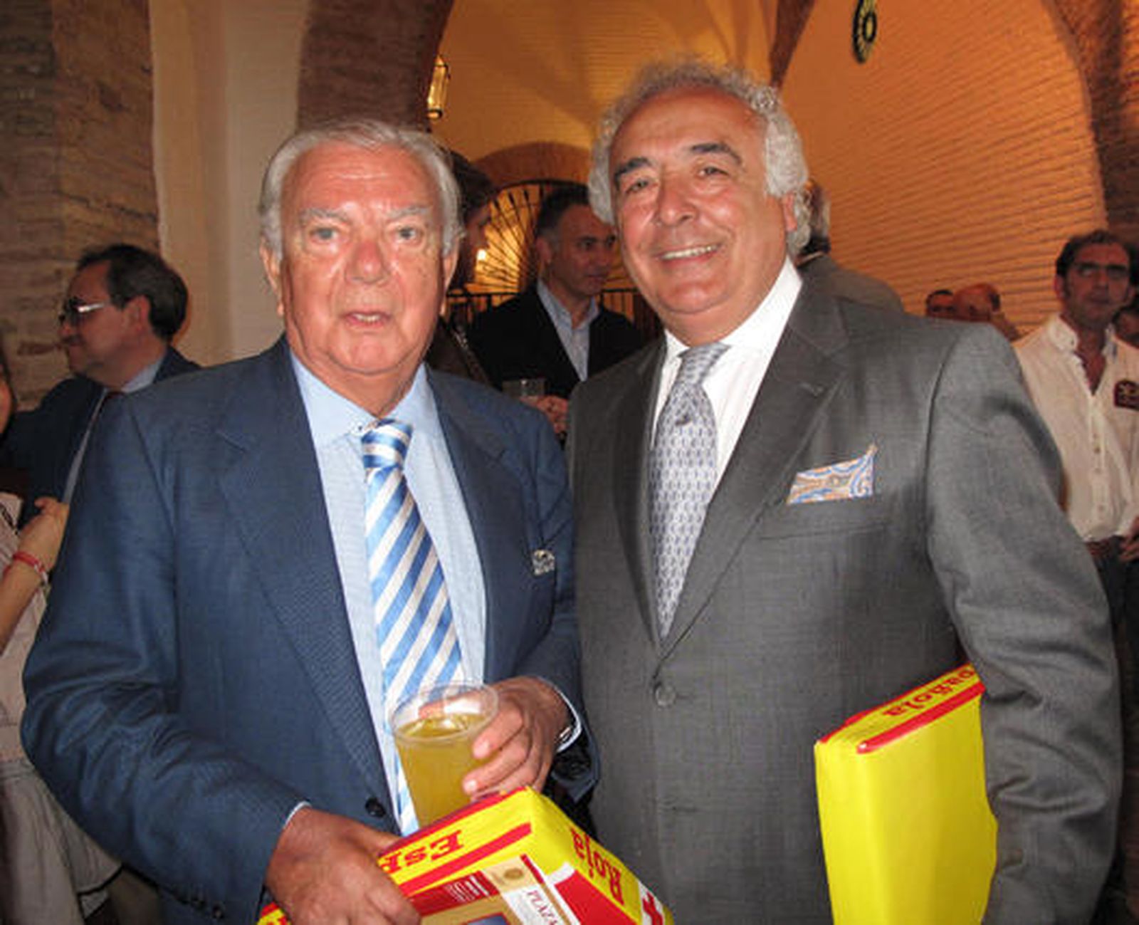 Agustín Martín Bueno, dueño de Ercilla Hoteles (Bilbao) y Antonio Romero Monge, componente de Los del Río.  

Foto: Victoria Ramírez