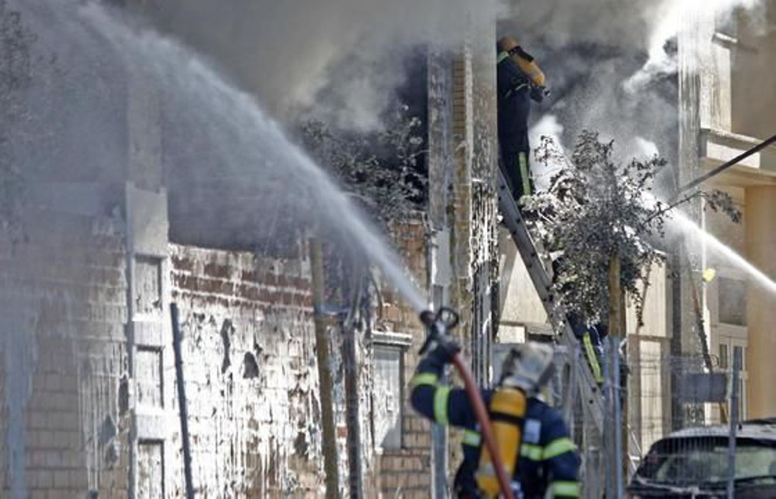 Espectacular incendio en un edificio de la calle Brasil. /Jesús Marín