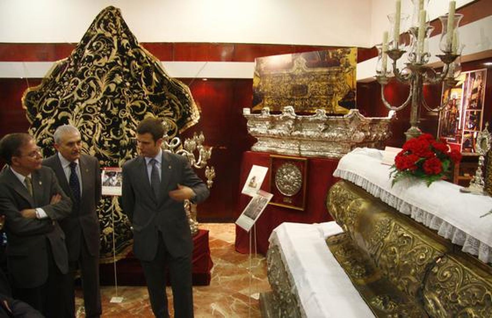 Los visitantes aprecian los objetos de la exposición "Tan lejos y tan cerca", de la Hermandad de la Amargura.

Foto: Belen Vargas