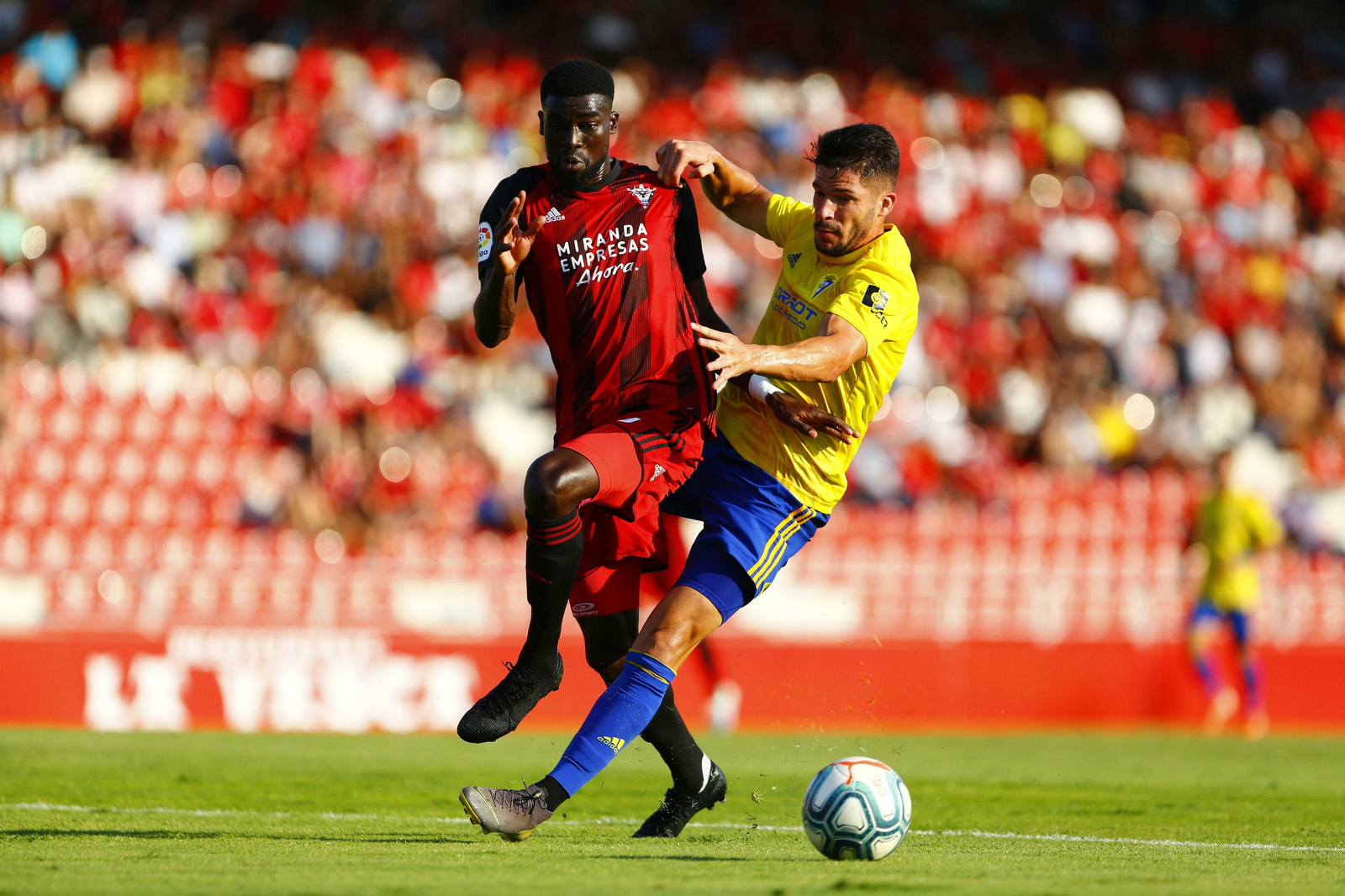 Una imagen del partido entre Mirandés y Cádiz.