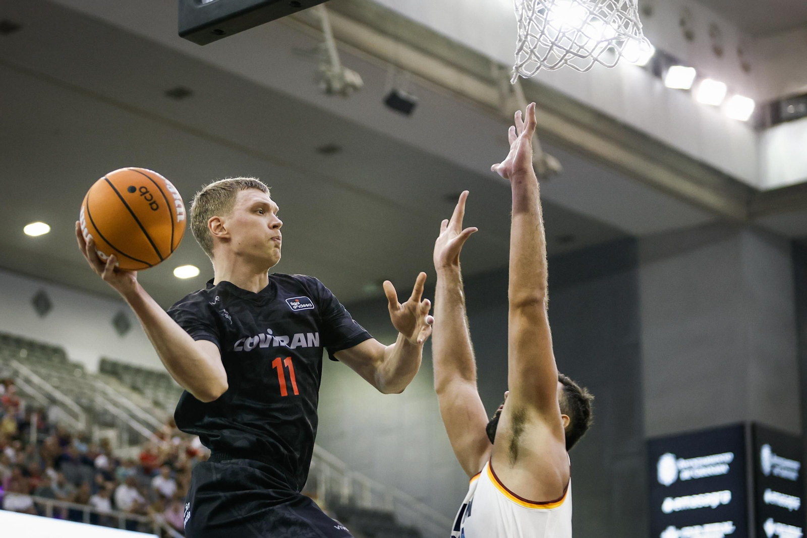 Elias Valtonen busca pasarle el balón a un compañero.