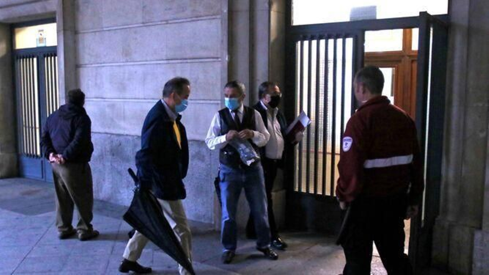Entrega de mascarillas a la entrada de los juzgados del Prado