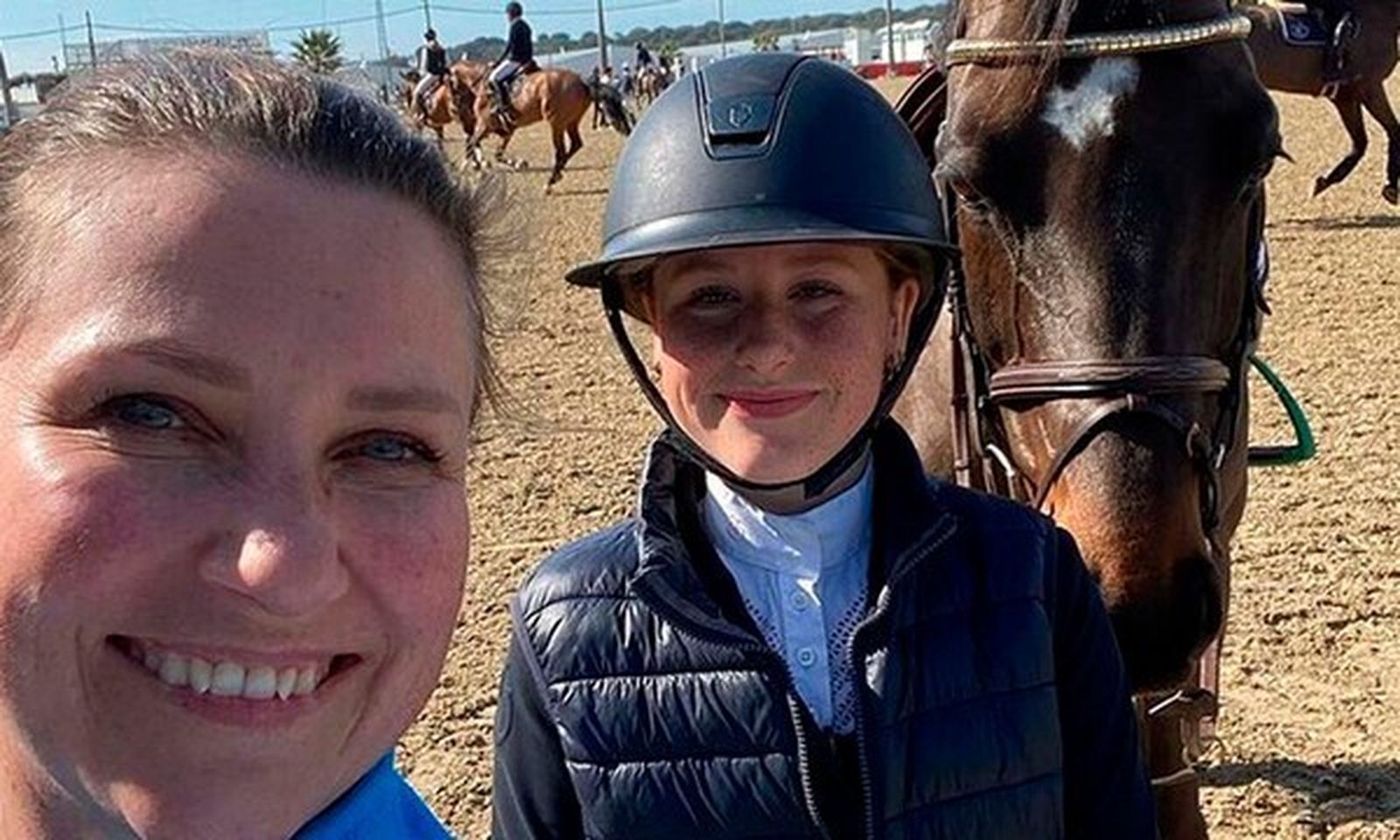 La princesa Marta Luisa, con su hija Emma, en un concurso de hípica en Vejer.