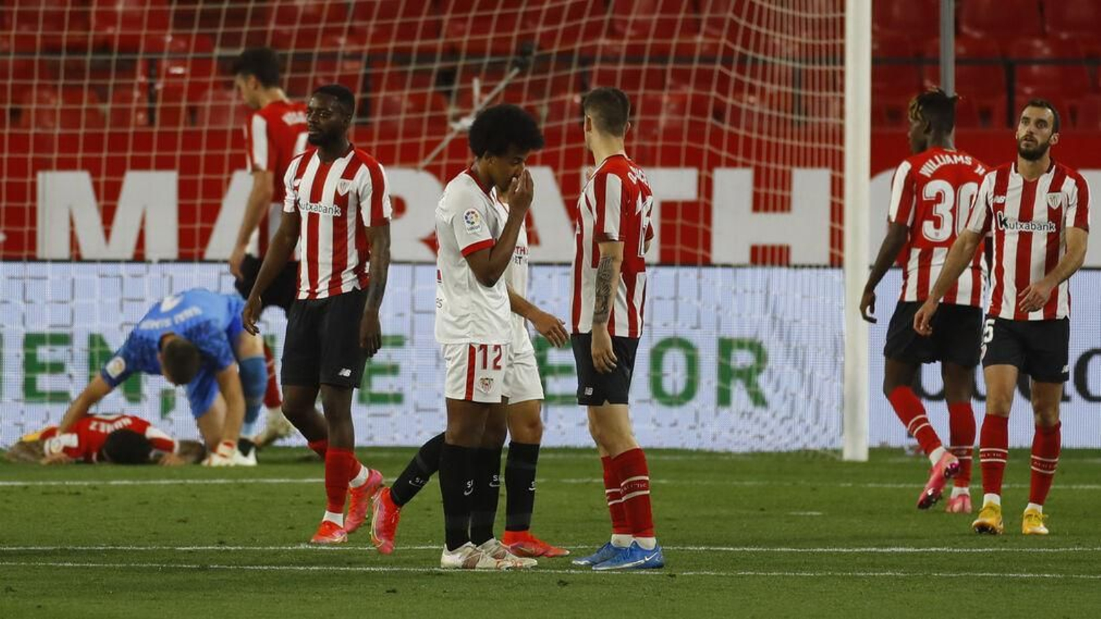 Lekue, en el margen derecho tras Nico Williams y a varios metros de Koundé.