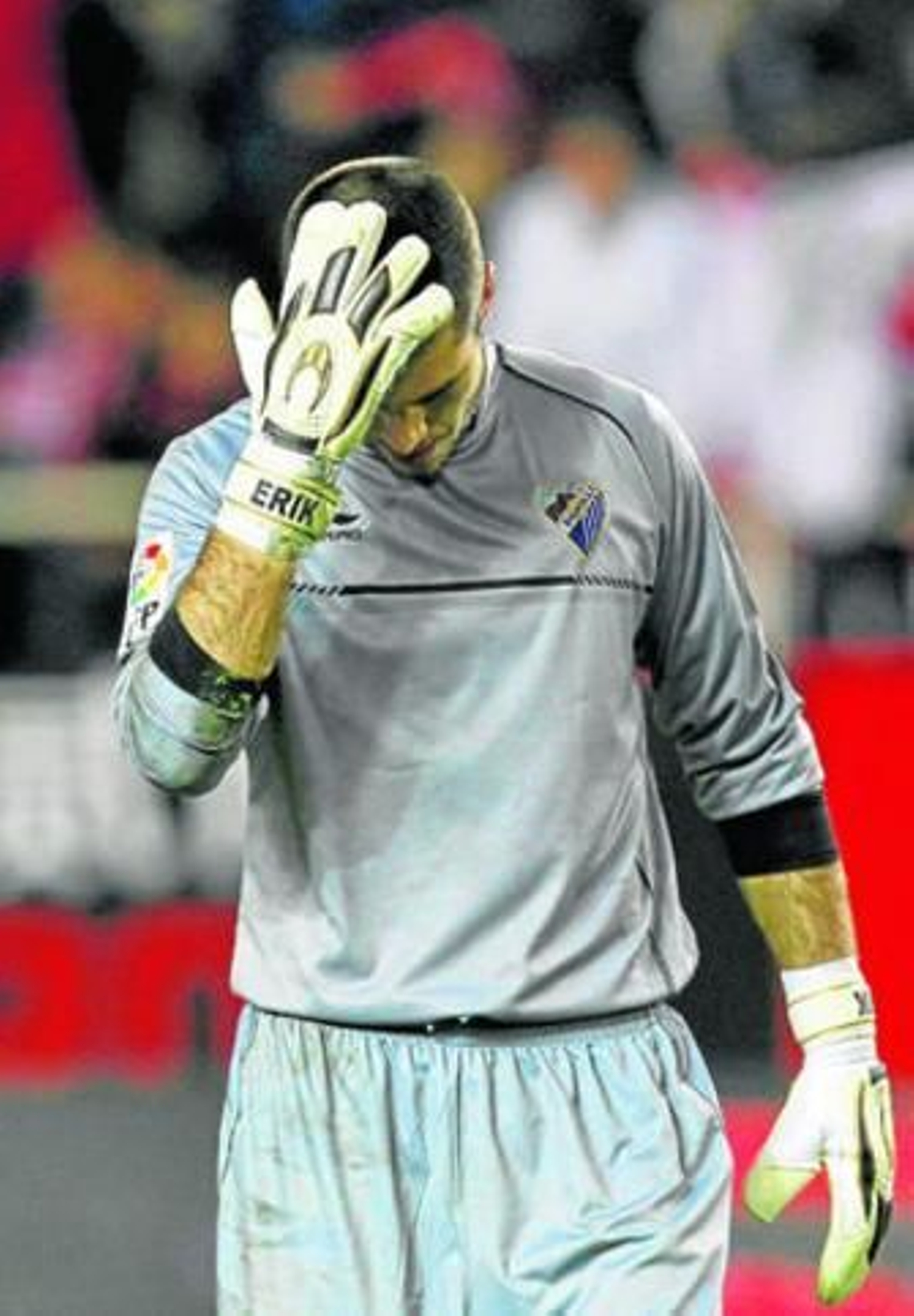 Rubén se lamenta de un gol encajado en Sevilla en la Copa del Rey.