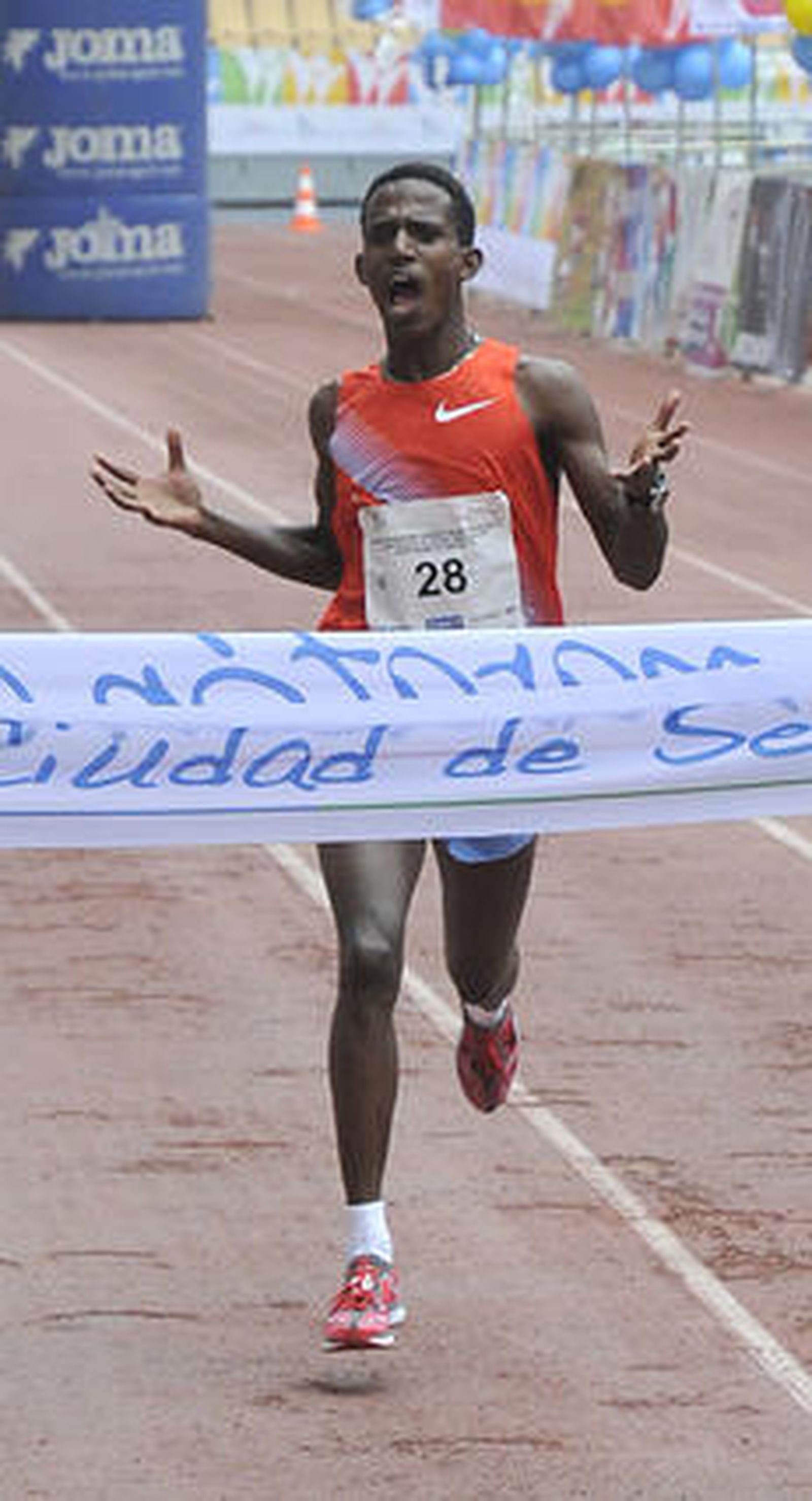 El etíope Daniel Abera gana la XXVII Maratón de Ciudad de Sevilla. / Juan Carlos Vázquez