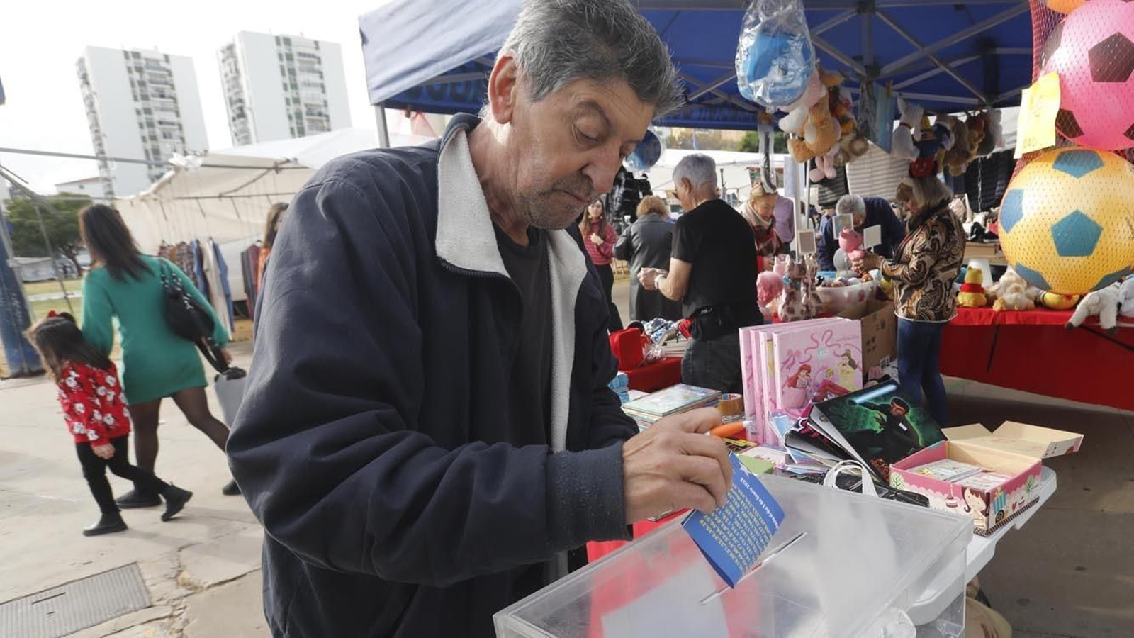 Las fotos de Reyes Magos 98, durante el mercadillo solidario para la recogida de juguetes