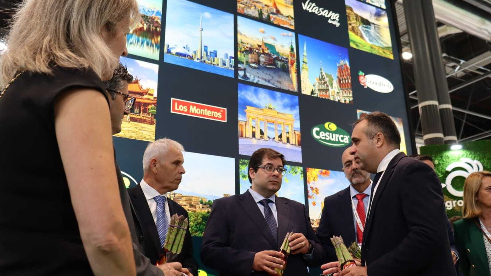 Francis Rodríguez, presidente de la Diputación de Granada, conversa con las autoridades presentes en Fruit Attraction 2023.