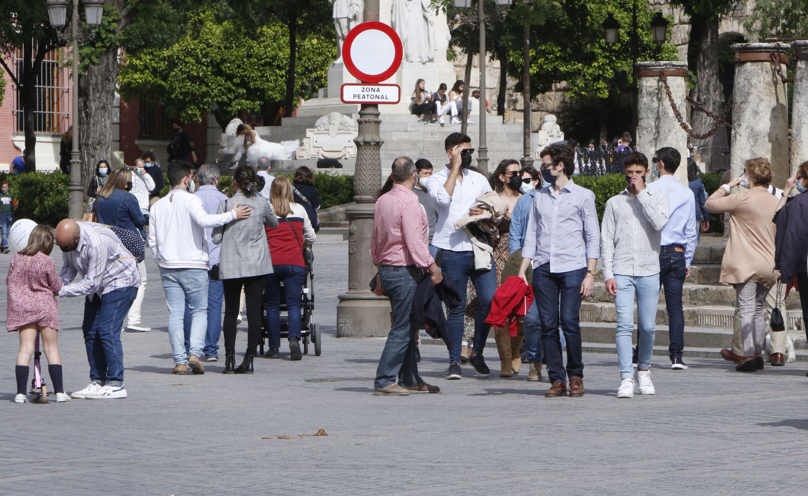 Ambiente en el festivo fin de semana en Sevilla