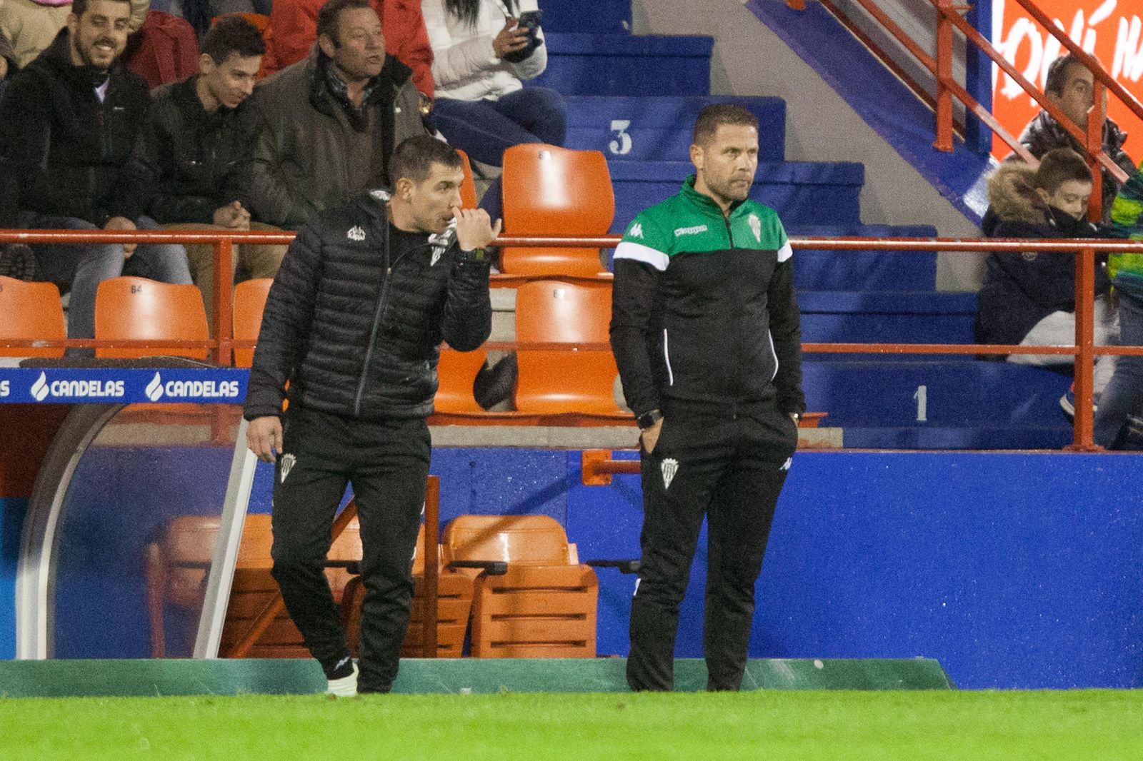 Curro Torres sigue el partido ante el Lugo junto a su preparador físico, Pepe Pons.