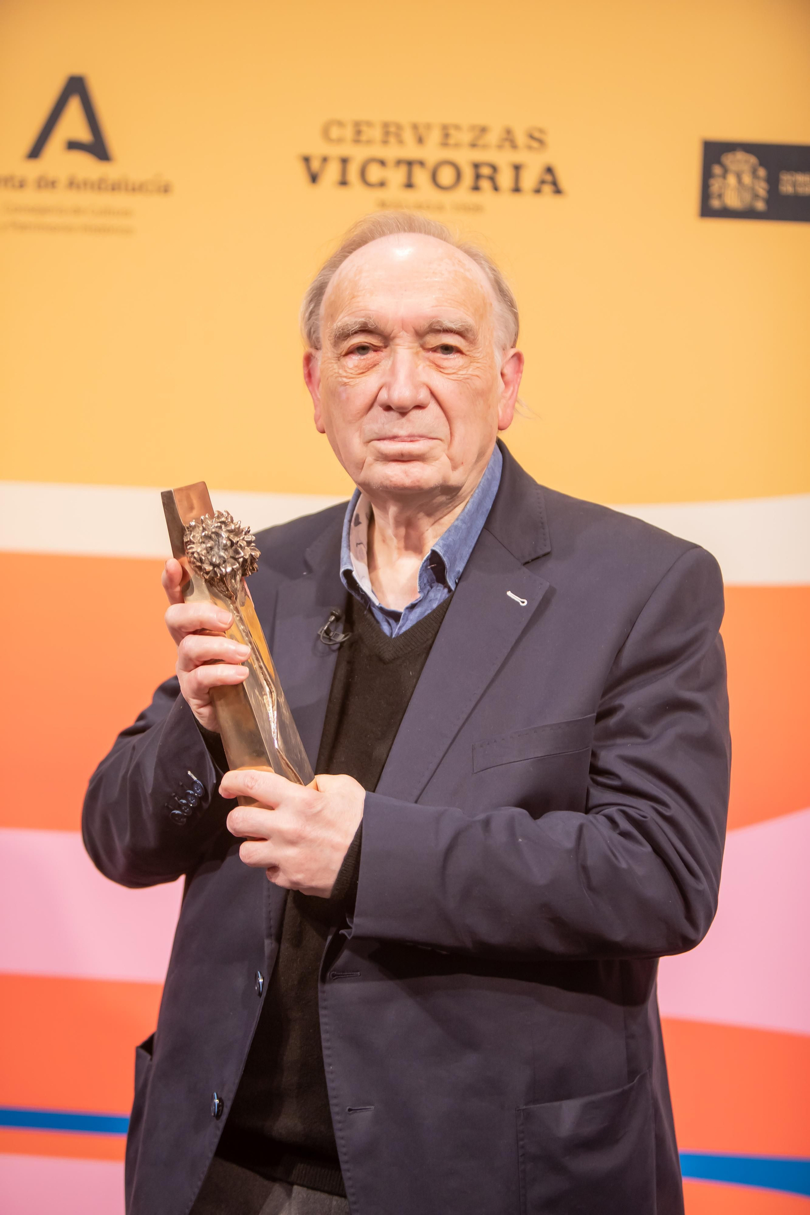 Fernando Méndez-Leite con la Biznaga de Oro.