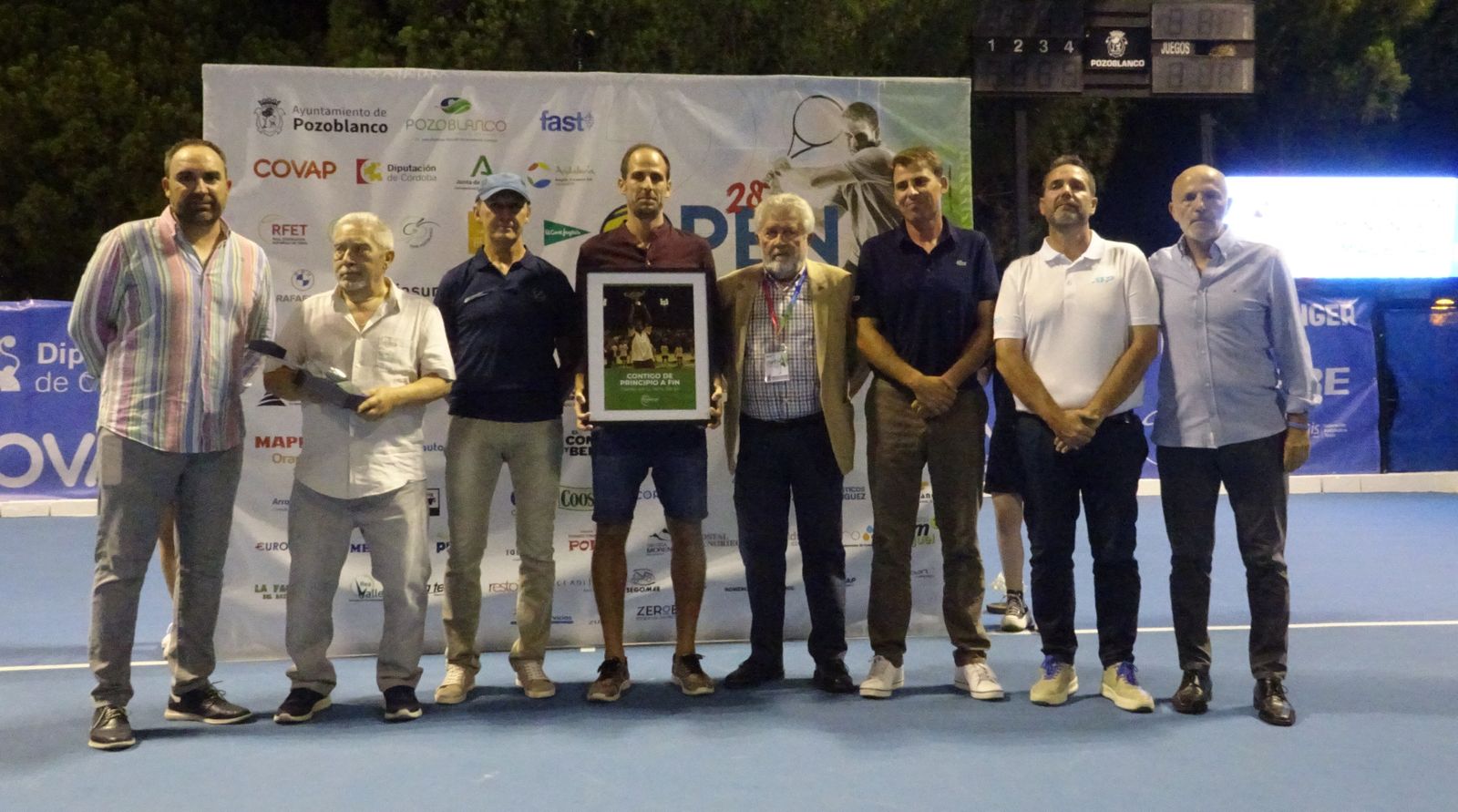 Adrián Menéndez, en el centro de la imagen, homenajeado en Pozoblanco.