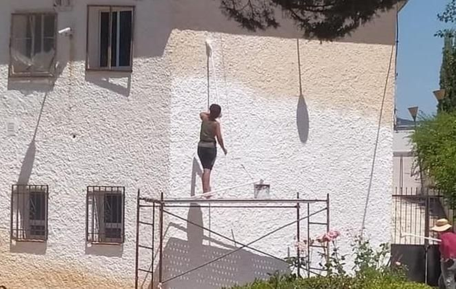 Una vecina de Montefrío pinta de blanco la fachada de su vivienda