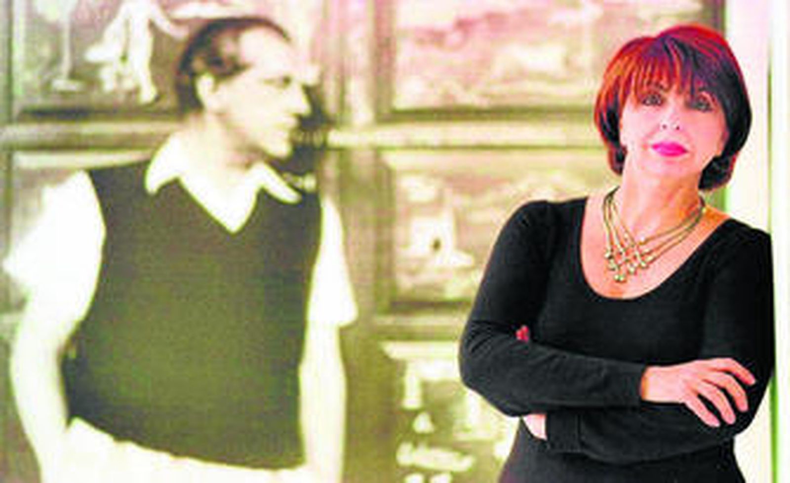 María Asunción Mateo, junto a una imagen de Rafael Alberti en la Fundación que lleva su nombre.