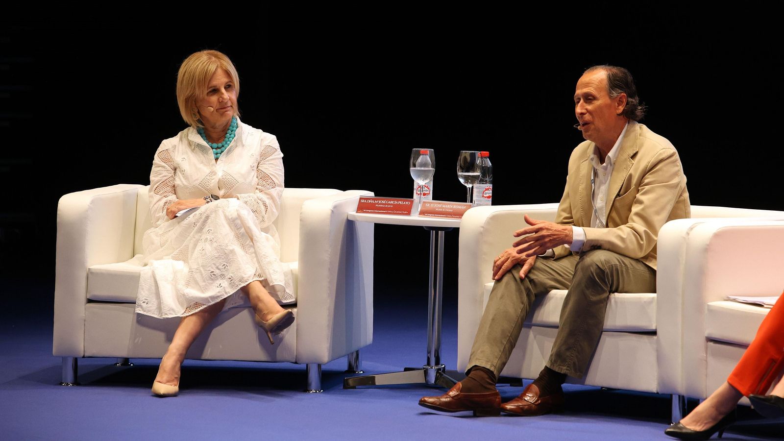 La alcaldesa jerezana, moderando una charla en la que participó el regidor de Chiclana.