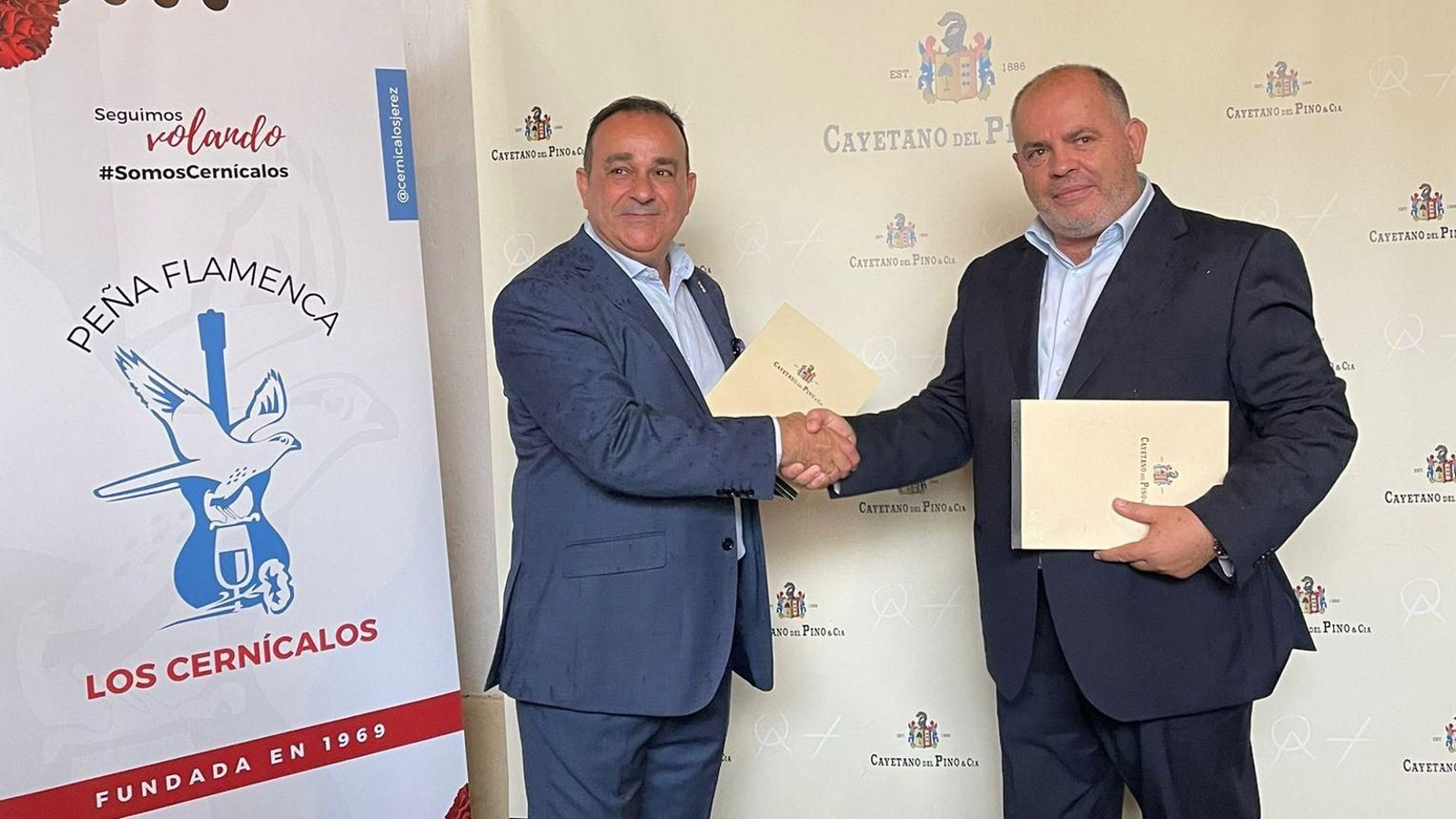 Jesús Atienza, presidente de Los Cernícalos, y Fulgencio Meseguer, propietario y director ejecutivo de Cayetano del Pino, tras la firma del acuerdo.