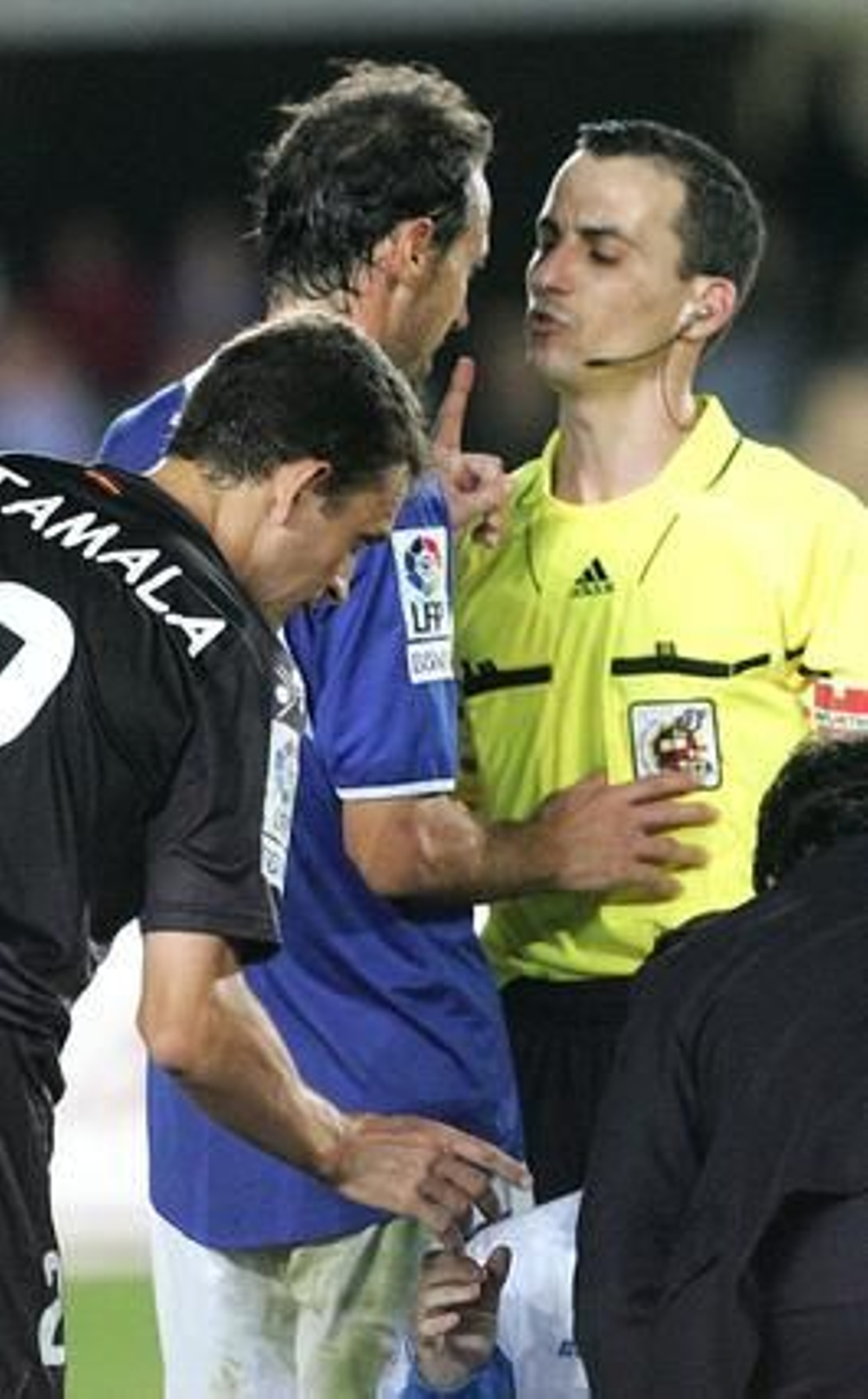 El colegiado Jaime Latre desquició a los azulinos con sus decisiones. 

Foto: Pascual