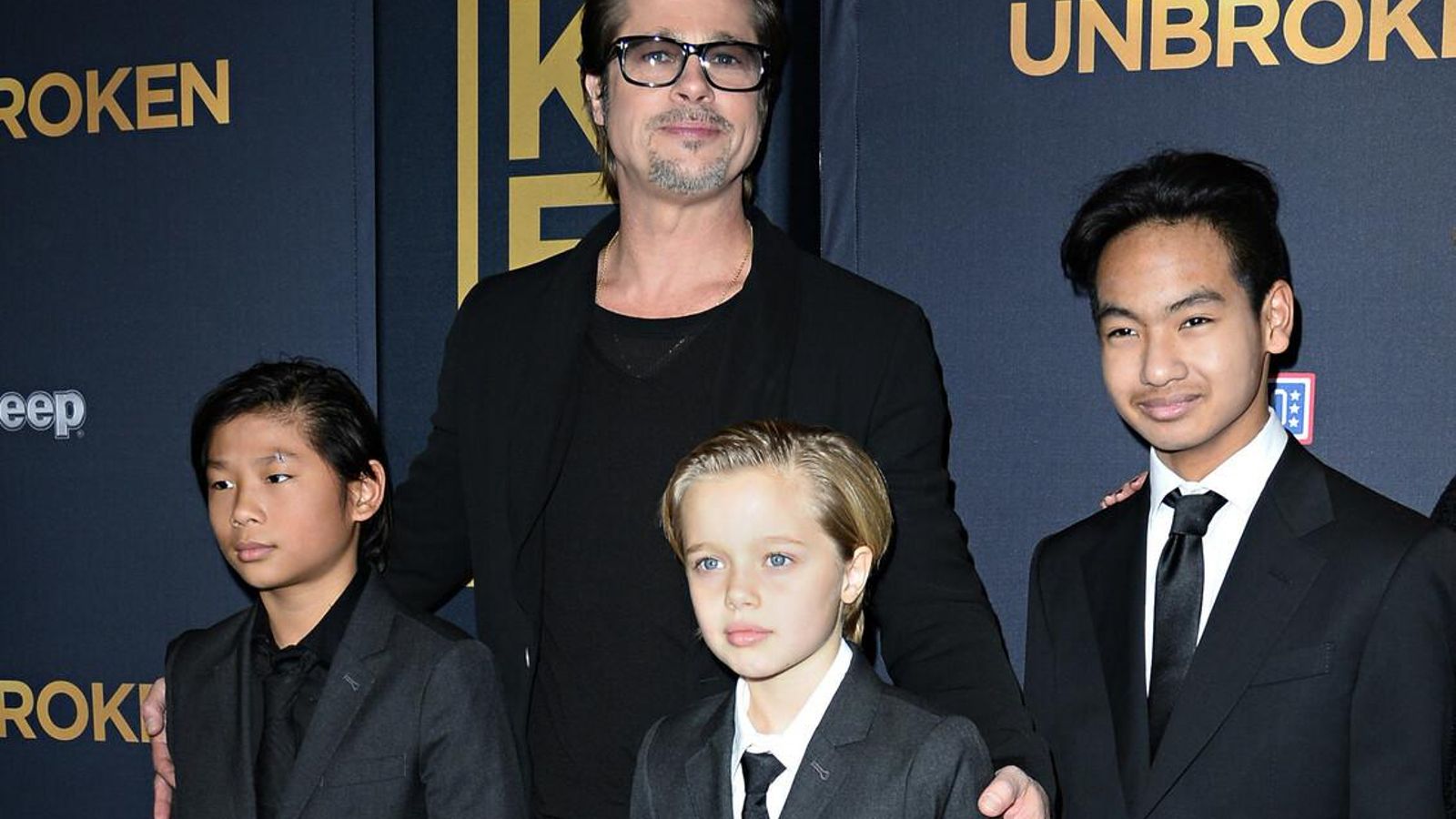 Pitt con tres de sus seis hijos en un 'photocall' reciente.