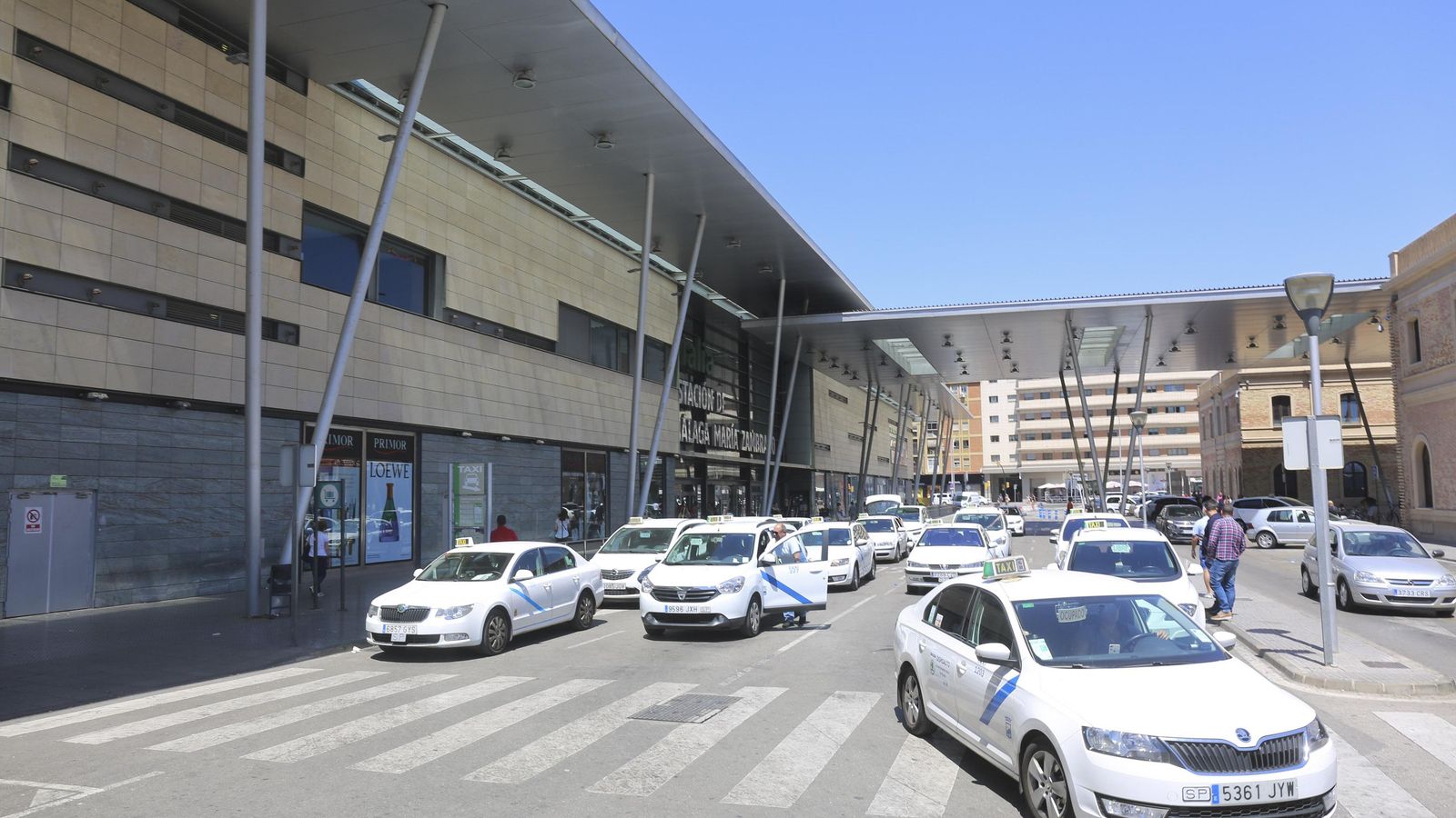 Varios taxis en la parada de Vialia