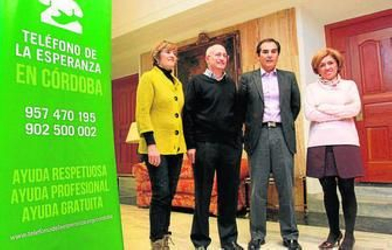 El alcalade, José Antonio Nieto, con los representantes del Teléfono de la Esperanza.