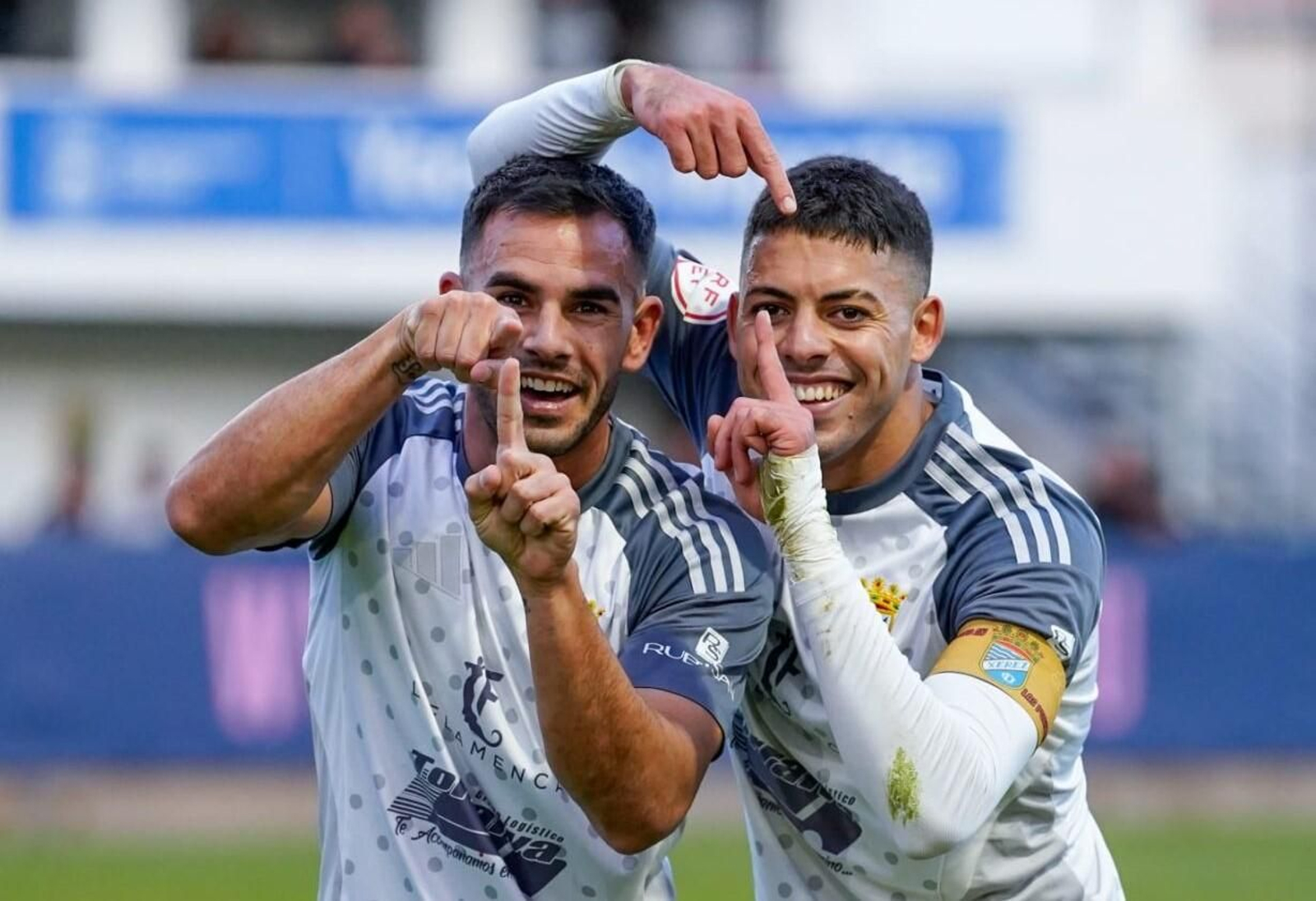 Nané y Charaf celebran uno de los goles en Yecla.