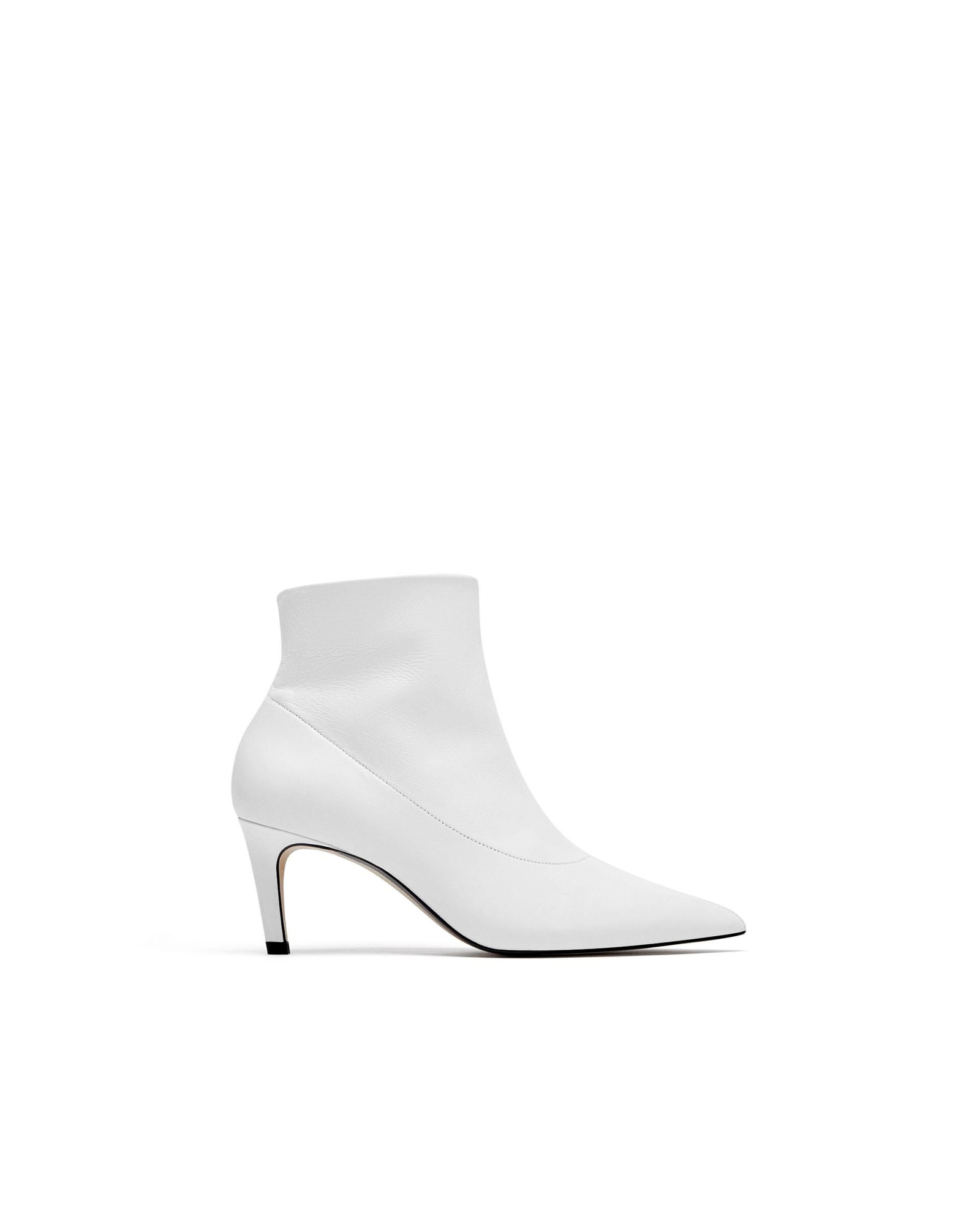 Botines al tobillo: blancos con tacón fino. De Zara. Los mejores zapatos de tendencia esta temporada