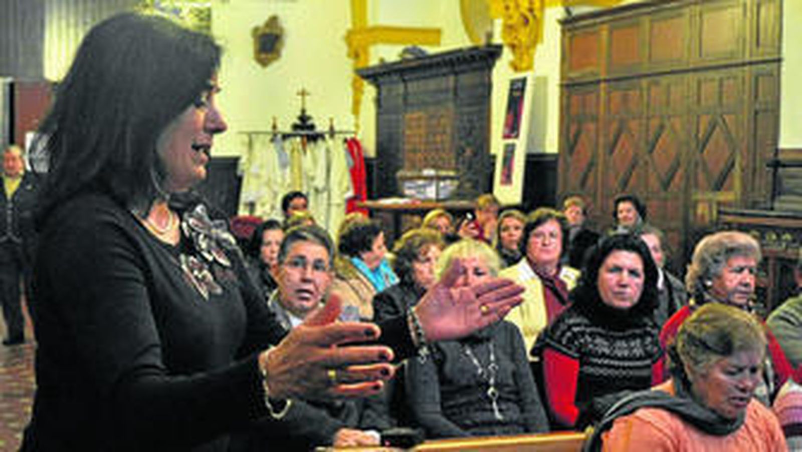 1 y 3. Varios alumnos interpretan sus 'quejíos' durante una de las sesiones del pasado curso.  2. Juan Palacios Ávila, alma mater de la escuela y hermano honorario de la Hermandad de La Cena, junto a su Cristo de la Humildad y Paciencia.