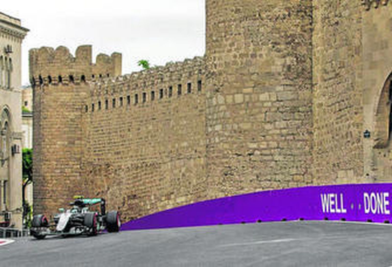 Nico Rosberg conduce su Mercedes durante los primeros libres del circuito urbano de Bakú.